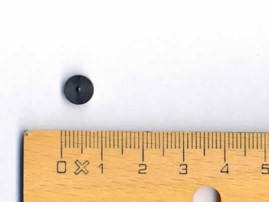 Sog. Rolle aus Triebstahl (Artikel-Nr.: 001122/194) für Messuhren, im Wesentlichen bestehend aus einer
kreisrunden Rollen aus Stahl mit einem Durchmesser von ca. 7 mm und einer Dicke von ca. 2 mm. An den Seiten befindet sich mittig jeweils ein sog. Lagerzapfen durch welche das Erzeugnis in einen Messeinsatz für eine Messuhr (beides nicht Gegenstand dieser vZTA) eingebaut werden kann. Der Messeinsatz ist der Teil einer Messuhr, welcher den Prüfling berührt. Die Rolle wird hier am untersten Ende eingebaut und rollt über den Prüfling und misst dadurch Unebenheiten etc..

Die Ware wird als "Teil, erkennbar hauptsächlich bestimmt für ein Gerät zum Messen oder Prüfen geometrischer Größen, in Kapitel 90 anderweit weder genannt noch inbegriffent" eingereiht.

Anlage: 1 Abbildung