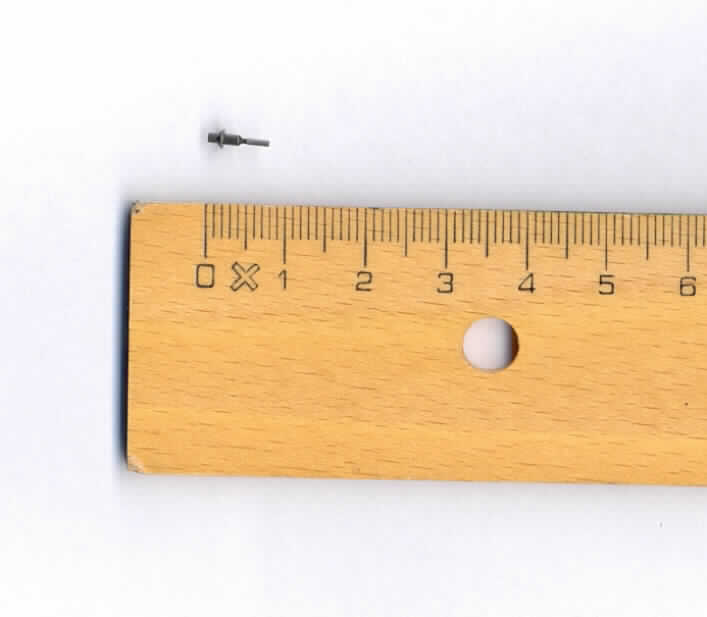 Bei der als "Stift aus Triebstahl" bezeichneten Ware handelt es sich um ein nach technischer Zeichnung gefertigtes, ca. 8 mm langes Erzeugnis aus unedlem Metall mit mehreren Abstufungen und einem Loch auf der einen Seite. Dieser dient dazu in einer mechanischen Messuhr zum Messen geometrischer Größen (nicht Gegenstand dieser vZTA) die Position der Zahnstange im Gehäuse zu fixieren. Aufgrund der spezifischen Maße und der Formgebung handelt es sich hierbei um ein erkennbares Teil für diese Messuhren.

Die Ware wird als "Teil, erkennbar hauptsächlich bestimmt für ein nichtelektronisches Gerät zum Messen oder Prüfen geometrischer Größen, in Kapitel 90 anderweit weder genannt noch inbegriffen" eingereiht.

Anlage: 1 Abbildung