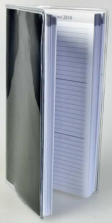 Bei der als "Pocket Diary" bezeichneten Ware handelt es sich nach dem vorgelegten Warenmuster um ein etwa 8,5 x 16 cm großes Notizbuch aus Papier und Pappe (Umfang 168 Seiten, Fadenheftung). Es ist im Wesentlichen mit einem Kalendarium für das Jahr 2010 mit Linien zum handschriftlichen Eintragen von Terminen und Notizen (pro Kalenderwoche je eine Doppelseite) bedruckt. Daneben sind eine Seite zum Eintragen persönlicher Daten, Jahresübersichten der Jahre 2009, 2010 und 2011, eine Liste internationaler Direktwahlnummern, eine Liste internationaler Feiertage und Umrechnungstabellen verschiedener Maßeinheiten in englischer Sprache abgedruckt. Die letzten sieben Seiten sind mit Linien zum handschriftlichen Eintragen von Adressen bzw. Notizen bedruckt.

Derartige Waren gehören als "Merkbücher, Notizbücher und Tagebücher mit Kalendarium aus Papier und Pappe" zur Codenummer 4820 1050 00 0 des Elektronischen Zolltarifs.
