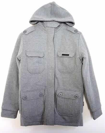 Kurzmantelähnliche Kleidung für Frauen, sog. Herren Sweat-Jacke "Rat Race"; Art. Nr.: RW12030524, Größe XS, siehe Foto,
- aus 1,3 mm dicken, nicht leichten, melierten, einseitig (Innenseite) gerauten Gewirken laut Antrag aus 100 % 
  Baumwolle; wattiert versteppt gefüttert,
- über den Schritt, aber nicht über den halben Oberschenkel reichend (Rückenlänge: 74 cm), somit kein Mantel,
- mit einer angesetzten, doppelt gearbeiteten Kapuze,
- vorn mit einer durchgehenden Öffnung mit Reißverschluss und Patte und Druckknopfriegel von rechts 
  über links (Frauenkleidung); mit Schulterklappen,
- mit je zwei aufgesetzten Taschen mit Patten auf der Brust und unterhalb der Taille,
- mit langen, an den Enden verengten Ärmeln,
- am unteren Rand gesäumt und mit nicht verengenden Gewirkeeinsätzen ausgestattet, daher kein 
  Blouson,
- wird als äußerstes Kleidungsstück über jeder anderen Bekleidung getragen und bietet Schutz gegen das Wetter,
- erfüllt aufgrund der Länge in Verbindung mit dem Material die Voraussetzungen zur Einreihung als kurzmantel- 
  ähnliches Kleidungsstück (somit liegt weder ein windjackenähnliches Kleidungsstück noch eine Jacke vor).

"Kurzmantelähnliche Kleidung aus Gewirken, für Frauen, aus Baumwolle"