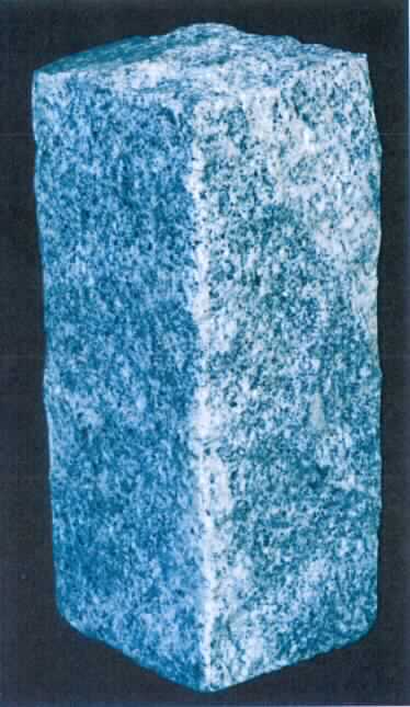 Angaben: Warenbezeichnung: Mauerstein aus Granit 

- Artikel Nr., Bezeichnung, Abmessung, Bearbeitung, Gewicht/Stück

6024891, Vario Grau G603, 35x17x14 cm, allseits geebnet, 23,33 kg
6025129, Vario Rose G636, 40x16x8 cm, allseits spaltrauh, 14,34 kg

- Verwendungszweck: für den Außenbereich

Feststellungen: Die Angaben der Antragstellerin werden als zutreffend unterstellt. 

Befund: Zolltariflich handelt es sich bei den Artikeln um Granit (roh oder grob behauen), der Position 2516 des EZT.

Es handelt sich um die Neuerteilung der vZTA DE 2215/10-1.