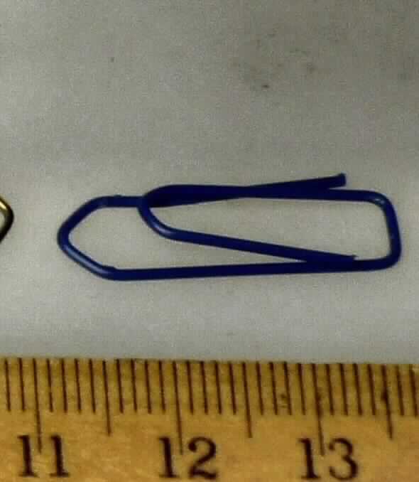Es handelt sich um etwa 25 mm lange und etwa 8 mm breite Büroklammern aus unedlem Metall (Stahldraht), die mit einem farbigen Kunststoffüberzug versehen sind.
- Antragstellerangaben -

Abbildung siehe Anlage.

Derartige Erzeugnisse gehören als "Briefklammern aus unedlen Metallen" zur Codenummer 8305 9000 00 0 des Zolltarifs.