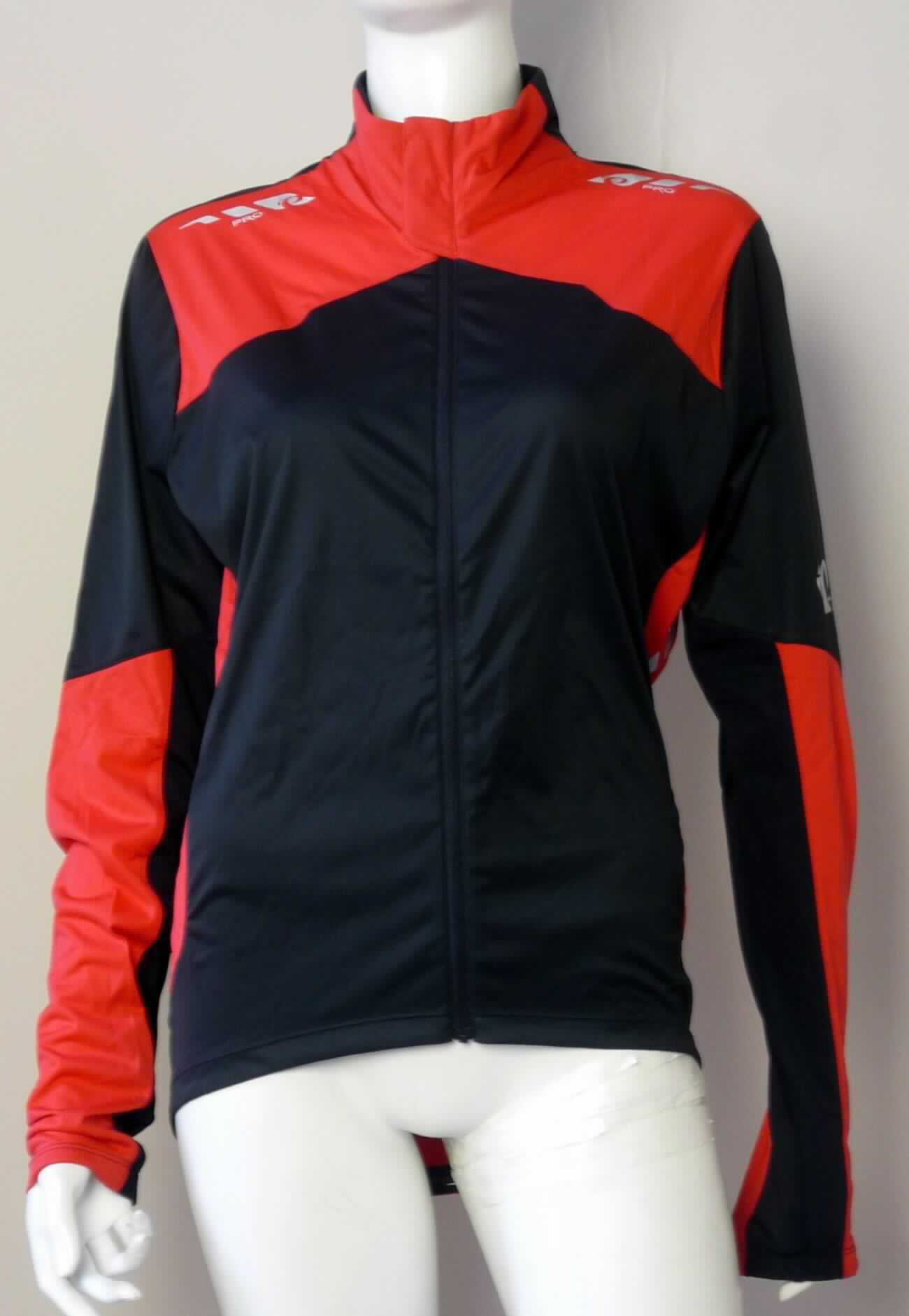Jacke, sog. Pro Aero LS Jersey, Art. 11121414, Größe M, Foto siehe Anlage,
- aus verschiedenen, ca. 0,3 mm dicken, einfarbigen Gewirken aus lt. Antrag synthetischen Chemiefasern,
- über die Taille reichend (Rückenlänge: ca. 70 cm); vorn bis zu ca. 12 cm kürzer und hinten abgerundet 
  gearbeitet,
- ungefüttert,
- mit Stehkragen, 
- vorn mit einer durchgehenden Öffnung mit einem bis in die Kragenspitzen reichenden Reißverschluss, 
  am Kragen mit überlappender Patte mit Klettverschluss von links über rechts (Männerkleidung), 
- mit langen Ärmeln, an den Ärmelenden elastisch verengt,
- hinten mit einer aufgesetzten, dreigeteilten, offenen Tasche unterhalb der Taille, 
- mit reflektierenden Aufdrucken ausgestattet,
- in Längsbahnen gearbeitet, 
- am unteren, nicht verengenden Rand durch Umschlagen und Festnähen gesäumt, hinten durch ein 
  eingezogenes, elastisches Band leicht gerafft,
- stellt sich aufgrund des Schnitts als Jacke dar, somit keine Strickjacke.

"Jacke, aus Gewirken, für Männer, aus synthetischen Chemiefasern"