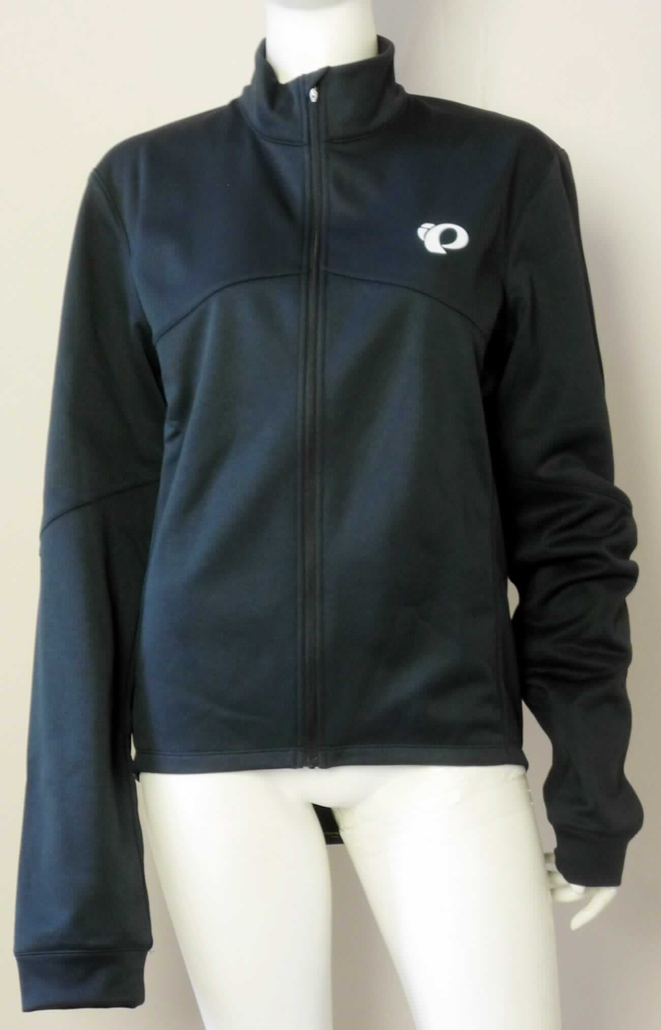 Jacke, sog. Elite Thermal LS Jersey, Art. 11121520 027, Größe M, Foto siehe Anlage,
- aus ca. 1,0 mm dicken, einfarbigen, einseitig (Innenseite) gerauten Gewirken aus lt. Antrag 100 % Polyester 
  (synthetische Chemiefasern),
- über die Taille reichend (Rückenlänge: ca. 71 cm); hinten abgerundet, vorn bogenförmig und bis zu ca. 10 cm 
  kürzer gearbeitet,
- ungefüttert,
- mit Stehkragen, 
- vorn mit einer durchgehenden Öffnung mit einem bis in die Kragenspitzen reichenden Reißverschluss, 
  am Kragenrand mit einer kurzen Überlappung von rechts über links (Frauenkleidung), 
- mit langen Ärmeln, an den Ärmelenden mit angesetzten Bündchen verengt,
- hinten mit einer aufgesetzten, dreigeteilten, offenen Tasche unterhalb der Taille, 
- in Längsbahnen gearbeitet, 
- am unteren, nicht verengenden Rand durch Umschlagen und Festnähen gesäumt, hinten durch ein 
  eingezogenes, elastisches Band leicht gerafft,
- stellt sich aufgrund des Schnitts als Jacke dar, somit keine Strickjacke.

"Jacke, aus Gewirken, für Frauen, aus synthetischen Chemiefasern"