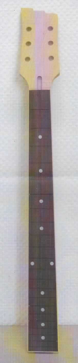 Bei denen als Rohlinge von unlackierten Gitarrenhälsen bezeichneten Waren handelt es sich um noch nicht lackierte Gitarrenhälse für elektrische Gitarren, die schon mit der Kopfplatte zusammengesetzt sind. Die Gitarrenteile für elektrische Gitarren sind unvollständig und unfertig. Sie müssen noch lackiert, poliert und mit den Fräsungen und Bohrungen für die noch fehlenden Anbauteile, die je nach Gitarrentyp differieren können, versehen werden. 

Die unvollständigen und unfertigen Waren besitzen schon die wesentlichen Beschaffenheitsmerkmale der fertigen Ware (Gitarrenhals mit Kopf für eine elektrische Gitarre) und können in unterschiedlichen Designs vorkommen.

Sie werden als erkennbare Teile für Musikinstrumente der Position 9207 (elektrische Gitarren) eingereiht.