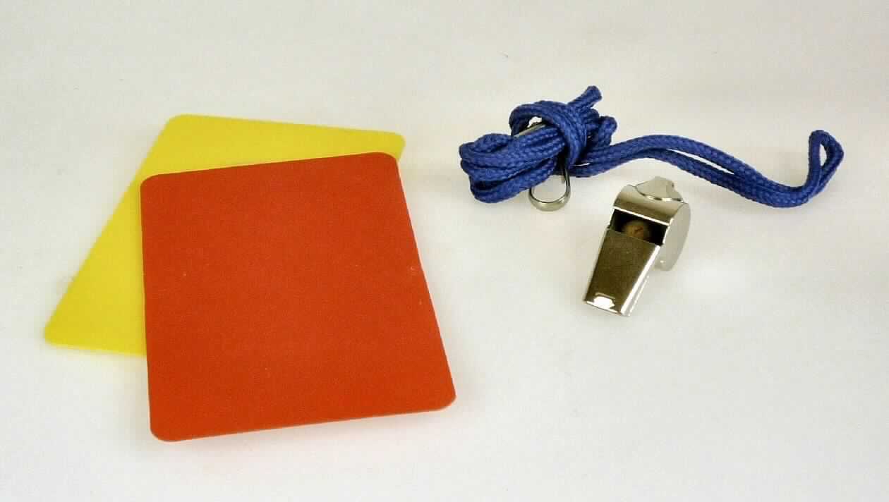 Bei dem sog. Schiedsrichter-Set handelt es sich um eine Warenzusammenstellung in Aufmachung für den Einzelverkauf, bestehend aus:
- einer zusammengsetzten Ware in Form einer Signalpfeife (Trillerpfeife), diese bestehend aus:
-- einem Umhängekordelband aus Spinnstoffen,
-- einer im Hinblick auf die Verwendung charakterbestimmenden Mundpfeife aus Metall,
--- mit einer Kugel aus Kork,
--- mit aus Metall bestehendem Schlüsselring und Karabinerhaken, an dem das Umhängeband befestigt ist,
- und zwei starren, rechteckigen und an den Ecken abgerundeten Karten aus Kunststoff in gelb und rot (ca. 120 x 80 mm groß).
Die Signalpfeife verleiht der Warenzusammenstellung hinsichtlich der Bedeutung für die Verwendung ihren wesentlichen Charakter (Ausstattung eines Fußballschiedsrichters).

Die auf einer bedruckten Pappkarte aufgeblisterte Ware ist als "Signalpfeife, zu Ruf- oder Signalzwecken" einzureihen.

Anlage: 1 Abbildung