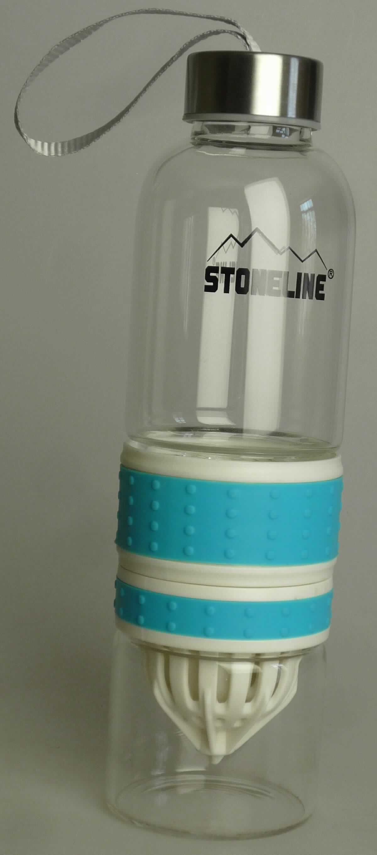 Glasware zur Verwendung bei Tisch oder in der Küche, sog. Stoneline 2 in 1 Trinkflasche mit Saftpresse, 
Foto siehe Anlage,
- zylinderförmige Flasche, auseinanderschraubbar, bestehend aus
- - dem Bodenteil und dem oberen Teil mit kurzem Flaschenhals aus klarsichtigem Glas,
- - - Glas mit einem linearen Ausdehnungskoeffizienten von 5 x 10^-6 oder weniger je Kelvin bei Temperaturen
       von 0 °C bis 300 °C (laut Antrag aus Borosilikatglas),
- - zwei Presskegeln aus Kunststoff in unterschiedlichen Formen und Größen (Saftpressen),
- - - mittels Schraubgewinde zwischen den beiden Flaschenteilen aus Glas eingesetzt,
- - einem Deckel aus Kunststoff mit einem Überzug aus unedlem Metall,
- - - mit Schraubgewinde,
- - einem am oberen Ende befestigten Band aus Spinnstoffen,
- mit einer Größe von ca. 24,5 cm und einem Durchmesser (Bodenteil) von ca. 7 cm,
- dient sowohl der Aufbewahrung von Getränken als auch dem Pressen von Säften,
- Glas und Kunststoff sind hinsichtlich des Umfangs und ihrer Bedeutung in Bezug auf die Verwendung als 
  gleichbedeutend anzusehen, keiner der beiden Stoffe verleiht der Ware ihren wesentlichen Charakter;
  die Ware ist damit der von den gleichermaßen in Betracht kommenden Positionen (3924 / 7013) in der 
  Nomenklatur zuletzt genannten Position zuzuweisen,
- keine Einreihung in die Position 7010, da es sich bei der Ware um keine Flasche handelt wie sie 
  im Handelsverkehr allgemein zum Verpacken oder zum Transport von Erzeugnissen verwendet wird,
- in einem zur Verpackung dieser Ware üblichen, bunt bedruckten Pappkarton verpackt.

"Glasware zur Verwendung bei Tisch oder in der Küche (Trinkflasche), keine Ware der Position 7010 oder 7018,
 keine Ware aus Glaskeramik, kein Bleikristall, Glas mit einem linearen Ausdehnungskoeffizienten von 5 x 10^-6 
 oder weniger je Kelvin bei Temperaturen von 0 °C bis 300 °C"