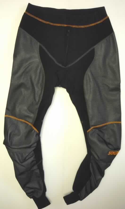 Lange Hose, sog. Funktionshose für Motorradfahrer (Art. 738.01), Größe XL, Foto siehe Anlage,
- aus 2,2 mm dicken, dreilagigen, durch Kleben verbundenen Flächenerzeugnissen aus laut Antrag
  100% Polyester (synthetische Chemiefasern), mit einer Außenlage aus Gewirken, einer Innenlage
  aus gerauten Gewirken und einer Zwischenlage aus Kunststofffolie, die im Querschnitt nicht mit
  bloßem Auge wahrnehmbar ist (kein Gewirke der Position 5903, somit keine Kleidung der Position
  6113) sowie aus 0,9 mm dicken gerauten Gewirken,
- teilweise mit einem Futter aus Gewirken,
- in der Taille abschließend, mit einem elastischen Taillenbund,
- vorn unterhalb des Taillenbundes mit einem Eingriff mit Reißverschluss; auf Grund der Funktion
  eindeutig als Männerkleidung erkennbar,
- mit knöchellangen Hosenbeinen, 
- an den Beinabschlüssen mit angesetzten, gerippten Bündchen aus Gewirken,
- kennzeichnet sich aufgrund der Ausstattung und des Verwendungszwecks (wird zum Wärmen
  zwischen Unterwäsche und Oberkleidung getragen) nicht als Unterhose der Position 6107.

"Lange Hose, aus Gewirken, für Männer, aus synthetischen Chemiefasern"