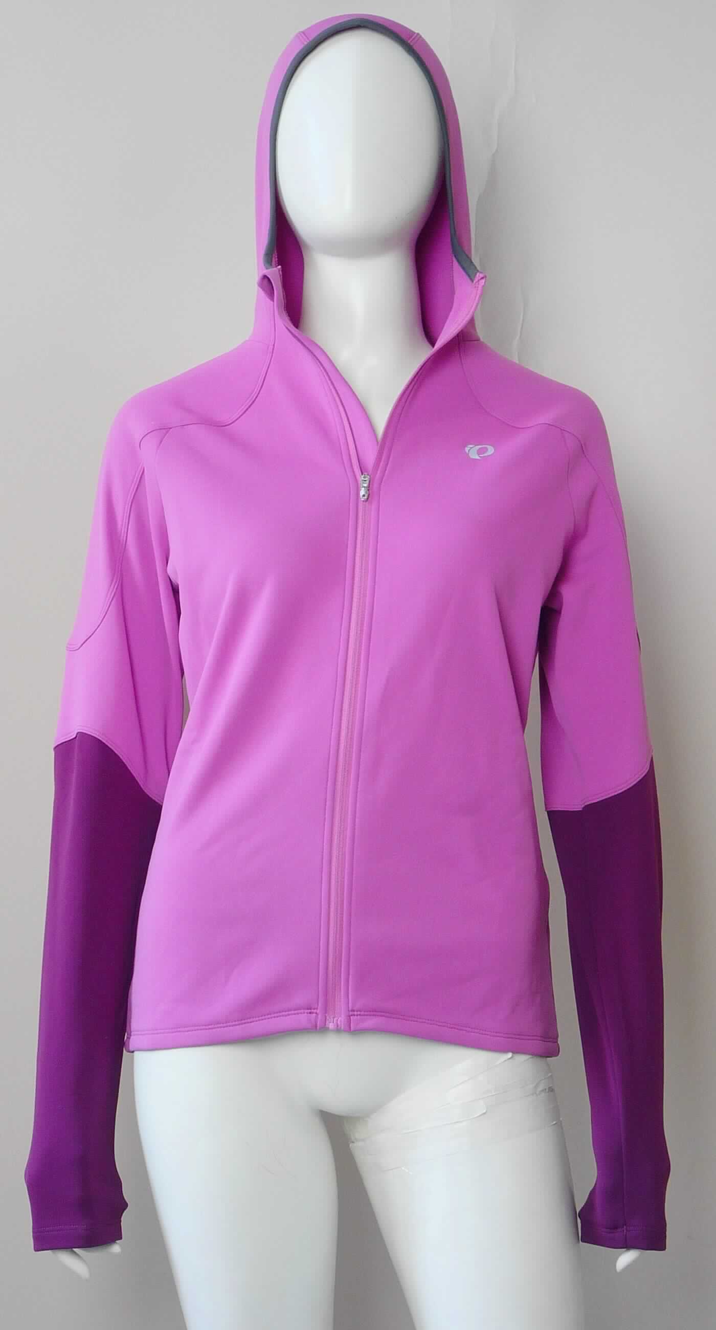Jacke, sog. W Elite Thermal Hoody, Art. 11221539 4RW M, Größe M, Foto siehe Anlage,
- aus ca. 0,9 mm dicken, einfarbigen, einseitig (Innenseite) gerauten Gewirken aus lt. Antrag 100 % Polyester 
  (synthetische Chemiefasern),
- über die Taille reichend (Rückenlänge: ca. 65 cm); vorn bis zu ca. 5,5 cm kürzer und hinten abgerundet
  gearbeitet,
- ungefüttert,
- mit Stehkragen mit angearbeiteter Kapuze, 
- vorn mit einer durchgehenden Öffnung mit einem bis in die Kragenspitzen reichenden Reißverschluss, 
  am Kragenrand mit einer kurzen Überlappung von rechts über links (Frauenkleidung), 
- mit langen Ärmeln, an den Ärmelenden durch Umschlagen und Festnähen gesäumt,
- hinten mit einer aufgesetzten Tasche mit Reißverschluss unterhalb der Taille, 
- in Längsbahnen gearbeitet, 
- am unteren, nicht verengenden Rand durch Umschlagen und Festnähen gesäumt,
- stellt sich aufgrund des Schnitts als Jacke dar, somit keine Strickjacke.

"Jacke, aus Gewirken, für Frauen, aus synthetischen Chemiefasern"