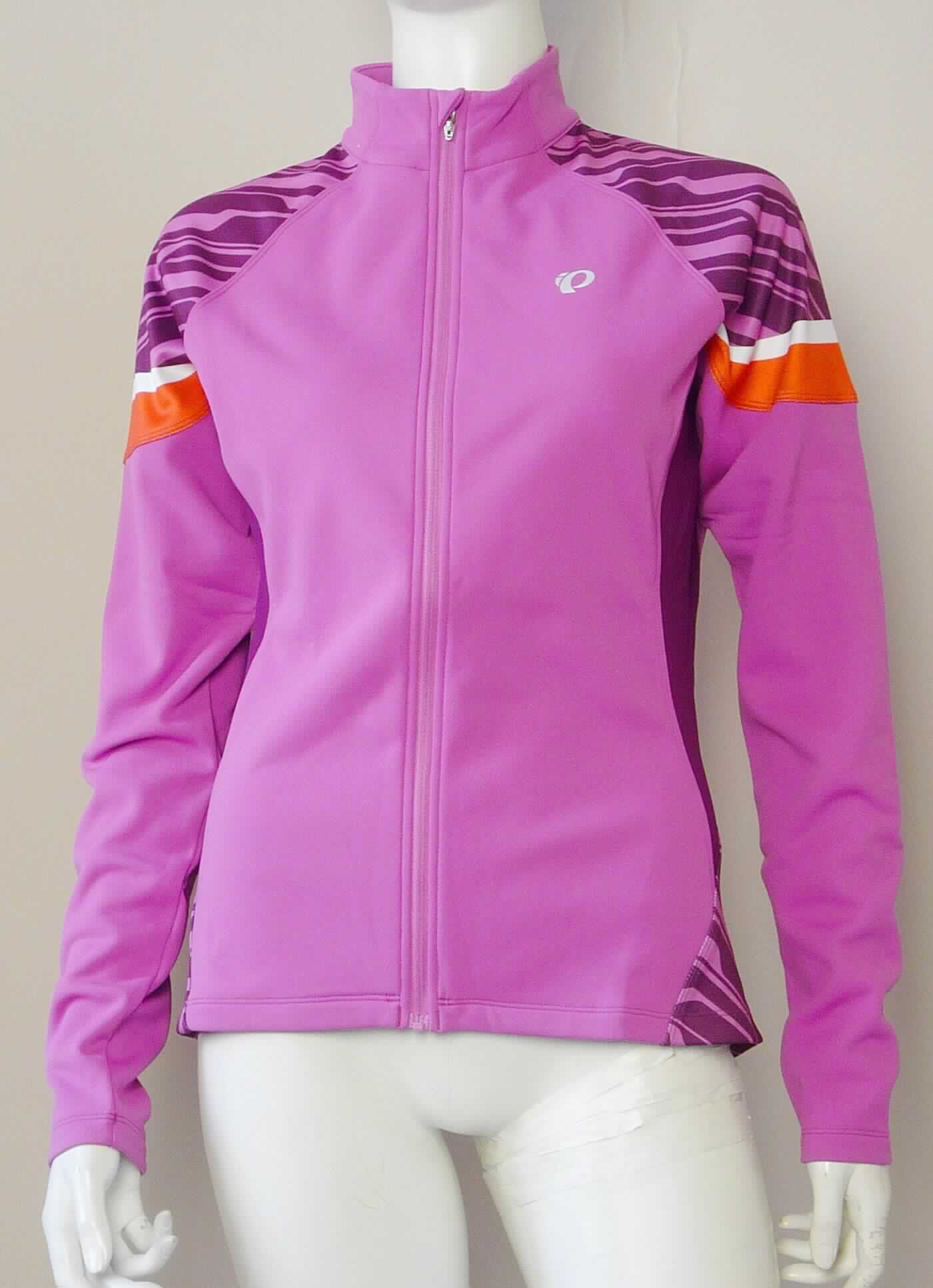 Jacke, sog. W Elite Thermal Jersey, Art. 11221538 4 RW M, Größe M, Foto siehe Anlage,
- aus ca. 0,8 mm dicken, einfarbigen und aus ca. 0,5 mm dicken, bedruckten jeweils einseitig (Innenseite)
  gerauten Gewirken aus lt. Antrag 100  % Polyester (synthetische Chemiefasern),
- über die Taille reichend (Rückenlänge: ca. 65 cm); vorn bis zu ca. 4,5 cm kürzer und hinten abgerundet 
  gearbeitet,
- ungefüttert,
- mit Stehkragen, 
- vorn mit einer durchgehenden Öffnung mit einem bis in die Kragenspitzen reichenden Reißverschluss,
  am Kragenrand mit einer kurzen Überlappung von rechts über links (Frauenkleidung), 
- mit langen Ärmeln, an den Ärmelenden durch Umschlagen und Festnähen gesäumt,
- hinten mit einer aufgesetzten Tasche mit Reißverschluss unterhalb der Taille, 
- in Längsbahnen gearbeitet, 
- am unteren, nicht verengenden Rand durch Umschlagen und Festnähen gesäumt,
- stellt sich aufgrund des Schnitts als Jacke dar, somit keine Strickjacke.

"Jacke, aus Gewirken, für Frauen, aus synthetischen Chemiefasern"