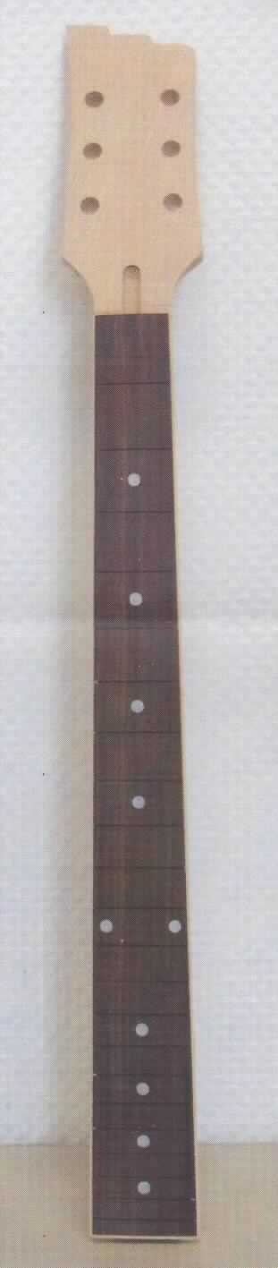 Bei denen als Rohlinge von lackierten Gitarrenhälsen bezeichneten Waren handelt es sich um lackierte Gitarrenhälse für elektrische Gitarren, die schon mit der Kopfplatte zusammengesetzt sind. Die Gitarrenteile für elektrische Gitarren sind unvollständig und unfertig. Sie müssen noch poliert und mit den Fräsungen und Bohrungen für die noch fehlenden Anbauteile, die je nach Gitarrentyp differieren können, versehen werden. 

Die unvollständigen und unfertigen Waren besitzen schon die wesentlichen Beschaffenheitsmerkmale der fertigen Ware (Gitarrenhals mit Kopf für eine elektrische Gitarre) und können in unterschiedlichen Designs vorkommen.

Sie werden als erkennbare Teile für Musikinstrumente der Position 9207 (elektrische Gitarren) eingereiht.