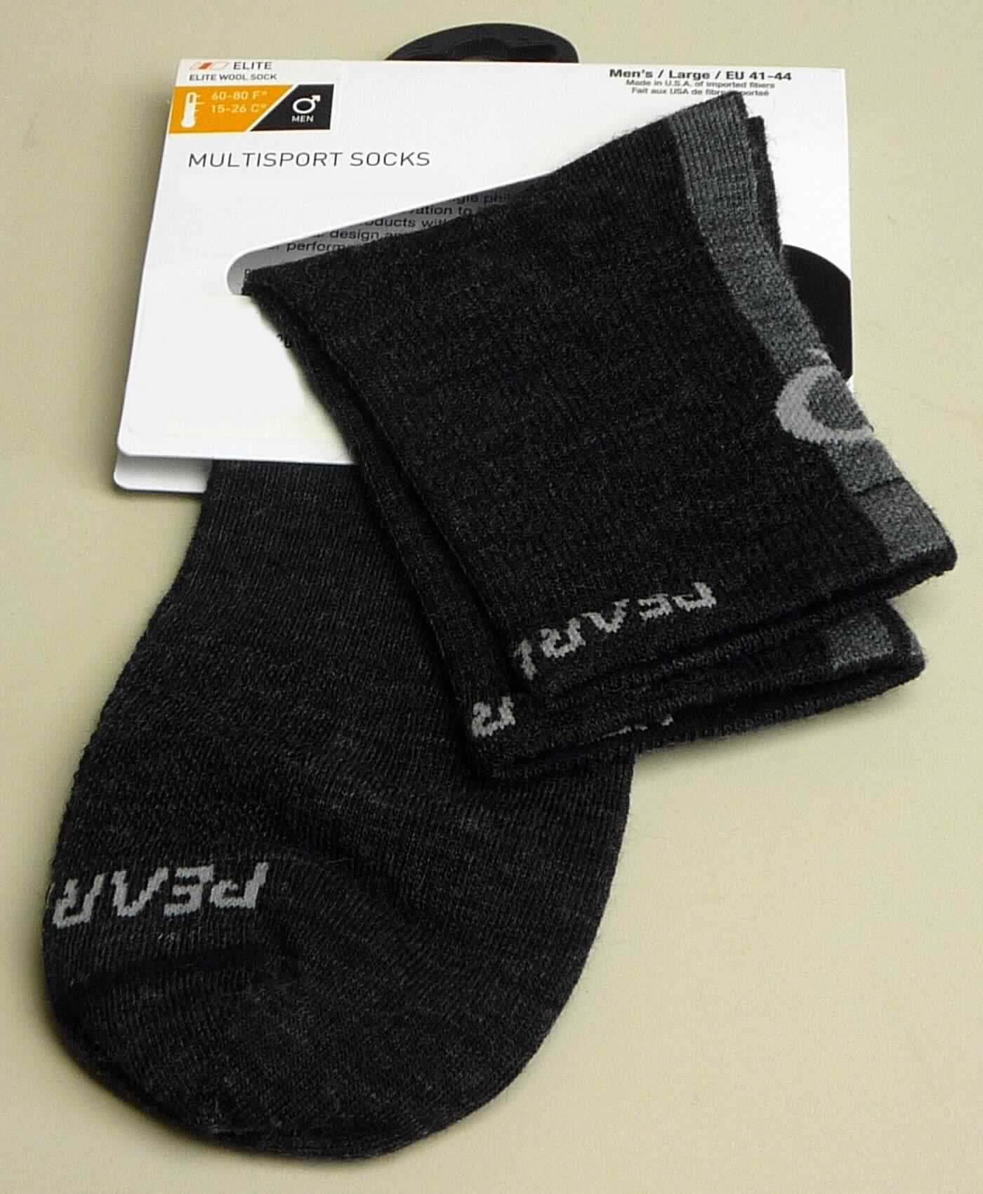 Socken, sog. Radsport Socken Elite Wool Sock, Art. 14151510 021, Größe L, Foto siehe Anlage,
- paarweise auf eine bedruckte Pappkarte aufgebracht,
- aus bis zu 1,4 mm dicken, unterschiedlich strukturierten, buntgewirkten Gewirken aus laut Antrag 54 % 
  Merinowolle, 44 % Nylon und 2 % Elasthan (beides synthetische Chemiefasern),
- schlauchförmig abgepasst gewirkt und an den Fußspitzen durch Zusammennähen konfektioniert; mit 
  ausgearbeiteter Ferse,
- mit einem ca. 1,5 cm breiten, doppellagigen, elastischen Abschluss am oberen Ende,
- die Knöchel bedeckend, nicht bis zur Mitte der Waden reichend (somit keine Kniestrümpfe bzw. Strümpfe für 
  Frauen).

"Socken, aus Gewirken, aus Wolle"
