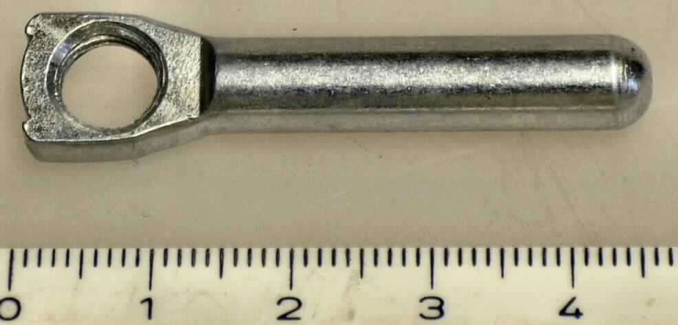Es handelt sich um aus Stahl gefertigte, zylindrische Erzeugnisse mit einer Länge von 45,8 mm, die an einem Ende zu einem Ring ausgearbeitet und am anderen Ende abgerundet sind. Der Ring weist ein Innengewinde auf. Die Erzeugnisse werden in Ecklagerbeschläge für Fenster eingebaut.

Abbildung siehe Anlage. 

Derartige Erzeugnisse gehören als "Teile aus unedlen Metallen von Beschlägen aus unedlen Metallen (Baubeschläge für Fenster und Fenstertüren)" zur Codenummer 8302 4150 00 0 des Elektronischen Zolltarifs.