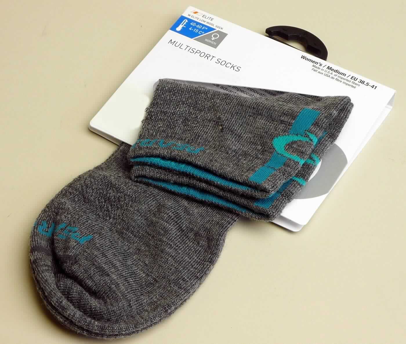 Socken, sog. Radsport Socken Elite Wool Sock, Art. 14251510 136, Größe M, Foto siehe Anlage,
- paarweise auf eine bedruckte Pappkarte aufgebracht,
- aus bis zu 1,4 mm dicken, unterschiedlich strukturierten, buntgewirkten Gewirken aus laut Antrag 50 % Nylon,
  2 % Elasthan (beides synthetische Chemiefasern) und 48 % Merinowolle,
- schlauchförmig abgepasst gewirkt und an den Fußspitzen durch Zusammennähen konfektioniert; mit 
  ausgearbeiteter Ferse,
- mit einem ca. 1,5 cm breiten, doppellagigen, elastischen Abschluss am oberen Ende,
- bis zu den Knöcheln reichend.

"Socken, aus Gewirken, aus synthetischen Chemiefasern"