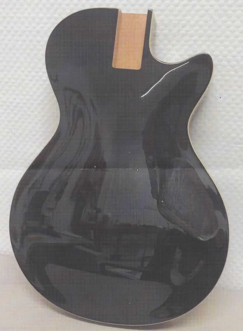 Bei denen als "Rohlinge von lackierten Korpussen für Elektrogitarren" bezeichneten Waren handelt es sich um unvollständige und unfertige Korpusse aus Holz, die bereits die endgültige Form und die notwendige Bohrung zum Ansetzten des Gitarrenhals besitzen. Sie müssen noch poliert und mit den Fräsungen und Bohrungen für die noch fehlenden Anbauteile, die je nach Gitarrentyp differieren können, versehen werden. 

Die unvollständigen und unfertigen Waren besitzen schon die wesentlichen Beschaffenheitsmerkmale der fertigen Ware (Gitarrenkorpus für eine elektrische Gitarre) und können in unterschiedlichen Designs vorkommen.

Sie werden als "erkennbare Teile für Musikinstrumente der Position 9207 (elektrische Gitarren)" eingereiht.
