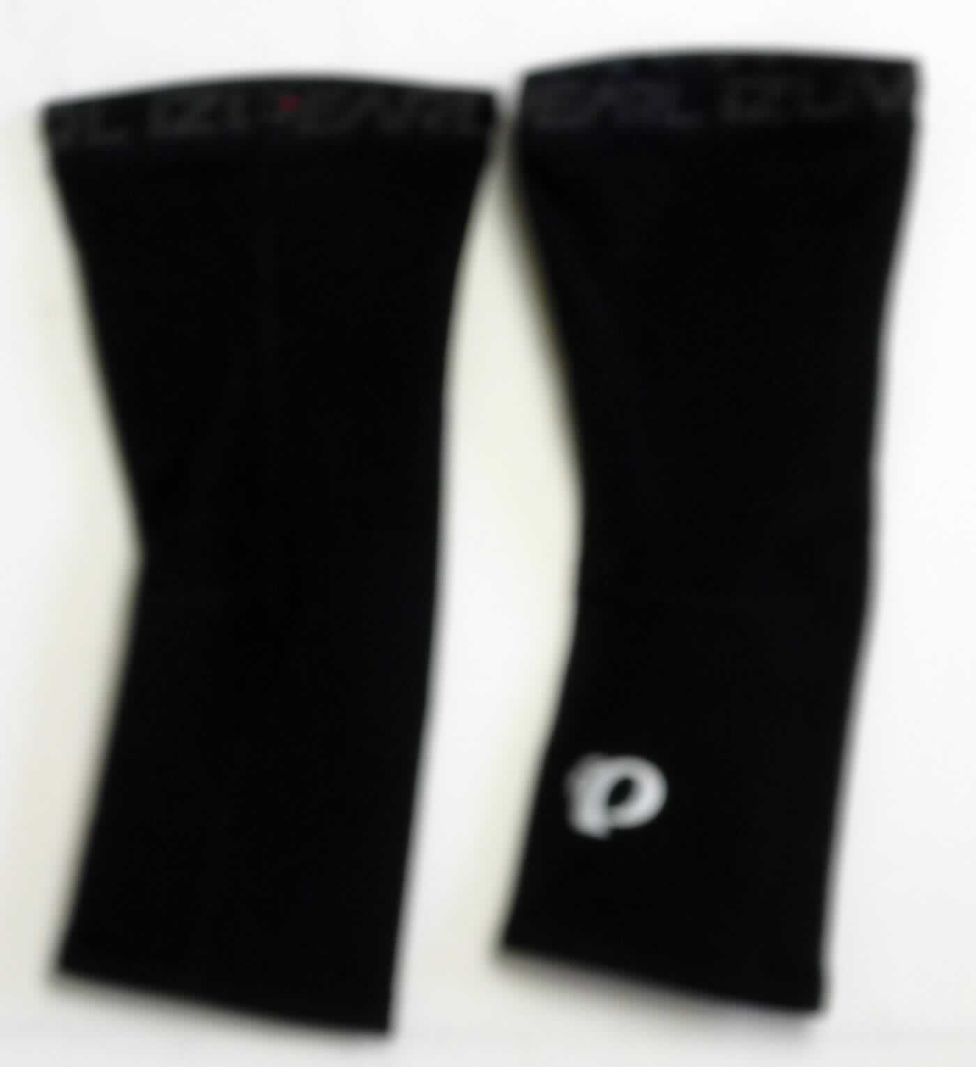 Gamaschenähnliche Waren (lt. Antrag: "Radsport Kniewärmer, Art: 14371511 021", Foto siehe Anlage)
- aus Gewirken aus Spinnstoffen (lt. Antrag: 56 % Nylon, 30 % Polyester und 14 % Elasthan),
- teilweise den Unter- und Oberschenkel bedeckend (Länge ca. 41 cm),
- ohne Steg oder Fußteil,
- am oberen Rand mit einem Haftgummiband ausgestattet

"Gamaschenähnliche Waren"