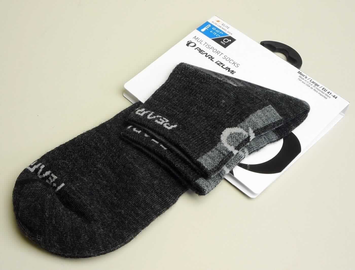 Socken, sog. Radsport Socken Elite Low Wool Sock, Art. 14151511 021, Größe L, Foto siehe Anlage,
- paarweise auf eine bedruckte Pappkarte aufgebracht,
- aus bis zu 1,4 mm dicken, unterschiedlich strukturierten, buntgewirkten Gewirken aus laut Antrag 54 % 
  Merinowolle, 44 % Nylon und 2 % Elasthan (beides synthetische Chemiefasern),
- schlauchförmig abgepasst gewirkt und an den Fußspitzen durch Zusammennähen konfektioniert; mit 
  ausgearbeiteter Ferse,
- mit einem ca. 1,5 cm breiten, doppellagigen, elastischen Abschluss am oberen Ende,
- bis zu den Knöcheln reichend.

"Socken, aus Gewirken, aus Wolle"