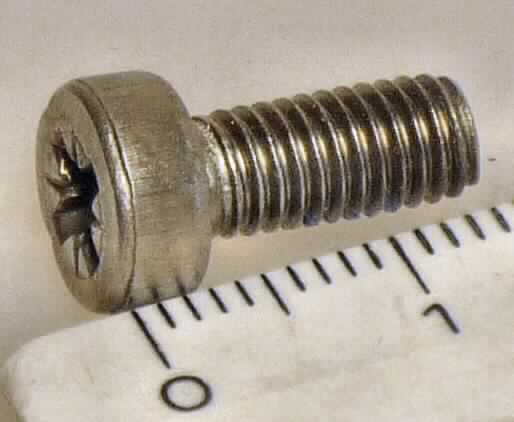 Es handelt sich um Schrauben aus nicht rostendem Stahl (Werkstoff: 1.4303) mit  zylindrischem Kopf (Durchmesser 8,8 mm) mit Kreuzschlitz, mit einem nahezu bis zum Kopf reichenden, metrischen Gewinde (M5) mit stumpfem Gewindeende. 
Gesamtlänge: 15,8 mm

Abbildung siehe Anlage. 

Derartige Erzeugnisse gehören als "andere Schrauben aus nicht rostendem Stahl, mit Gewinde, mit Kopf mit Kreuzschlitz" zur Codenummer 7318 1551 99 0 des Elektronischen Zolltarifs.