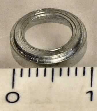 Es handelt sich um Ringe (maximaler Außendurchmesser: 10 mm, Höhe: 2,5 mm) aus Stahl, die auf einer Seite eine Abstufung und auf der Innenseite eine Abschrägung aufweisen.
Die Erzeugnisse dienen in Fensterbeschlägen als Abstandhalter. 

Abbildung siehe Anlage. 

Derartige Erzeugnisse gehören als "Teile aus unedlen Metallen von Beschlägen aus unedlen Metall (Baubeschläge für Fenster und Fenstertüren)" zur Codenummer 8302 4150 00 0 des Elektronischen Zolltarifs.