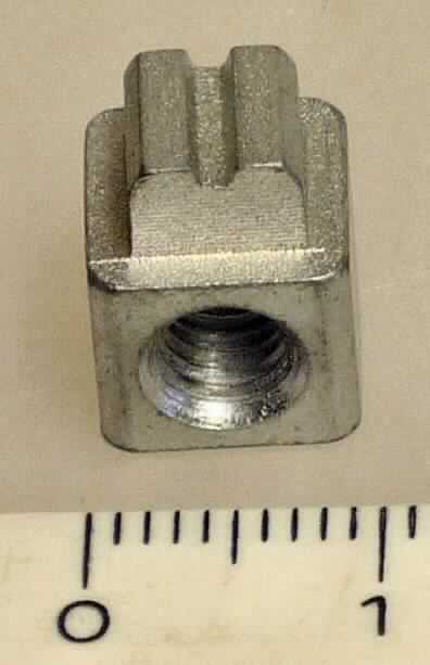 Es handelt sich um quaderförmige (8 x 9 x 9 mm) Erzeugnisse aus Stahl, die mit einer Querbohrung mit Innengewinde (M5) versehen sind und auf der Außenseite auf einer Seite einen rechteckigen, mit Zahnung versehenen Aufsatz mit einer Höhe von 4 mm aufweisen. Die Erzeugnisse dienen in Fensterbeschlägen als Verstellstücke. 

Abbildung siehe Anlage. 

Derartige Erzeugnisse gehören als "Teile aus unedlen Metallen für Beschläge aus unedlen Metallen (Baubeschläge für Fenster und Fenstertüren)" zur Codenummer 8302 4150 00 0 des Elektronischen Zolltarifs.