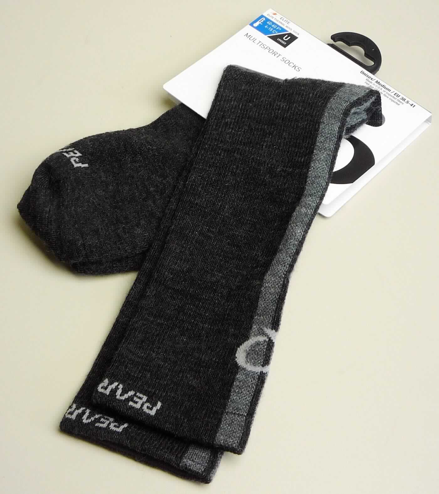Socken, sog. Radsport Socken Elite Thermal Wool Sock, Art. 14351502 021, Größe L, Foto siehe Anlage,
- paarweise auf eine bedruckte Pappkarte aufgebracht,
- aus bis zu 1,4 mm dicken, unterschiedlich strukturierten, buntgewirkten Gewirken aus laut Antrag 54 % 
  Merinowolle, 44 % Nylon und 2 % Elasthan (beides synthetische Chemiefasern),
- schlauchförmig abgepasst gewirkt und an den Fußspitzen durch Zusammennähen konfektioniert; mit 
  ausgearbeiteter Ferse,
- mit einem ca. 1,5 cm breiten, doppellagigen, elastischen Abschluss am oberen Ende,
- die Knöchel bedeckend, nicht bis zur Mitte der Waden reichend (somit keine Kniestrümpfe bzw. Strümpfe für 
  Frauen),

"Socken, aus Gewirken, aus Wolle"