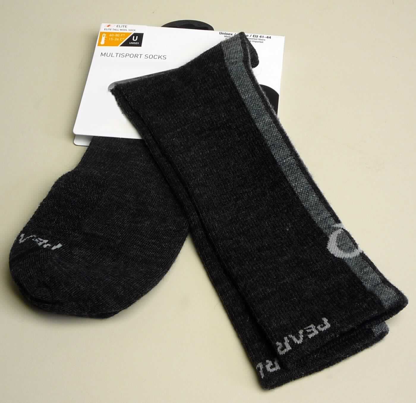 Socken, sog. Radsport Socken Elite Tall Wool Sock, Art. 14351503 021, Größe L, Foto siehe Anlage,
- paarweise auf eine bedruckte Pappkarte aufgebracht,
- aus bis zu 1,4 mm dicken, unterschiedlich strukturierten, buntgewirkten Gewirken aus laut Antrag 54 % 
  Merinowolle, 44 % Nylon und 2 % Elasthan (beides synthetische Chemiefasern),
- schlauchförmig abgepasst gewirkt und an den Fußspitzen durch Zusammennähen konfektioniert; mit 
  ausgearbeiteter Ferse,
- mit einem ca. 1,5 cm breiten, doppellagigen, elastischen Abschluss am oberen Ende,
- die Knöchel bedeckend, nicht bis zur Mitte der Waden reichend (somit keine Kniestrümpfe bzw. Strümpfe für 
  Frauen),

"Socken, aus Gewirken, aus Wolle"