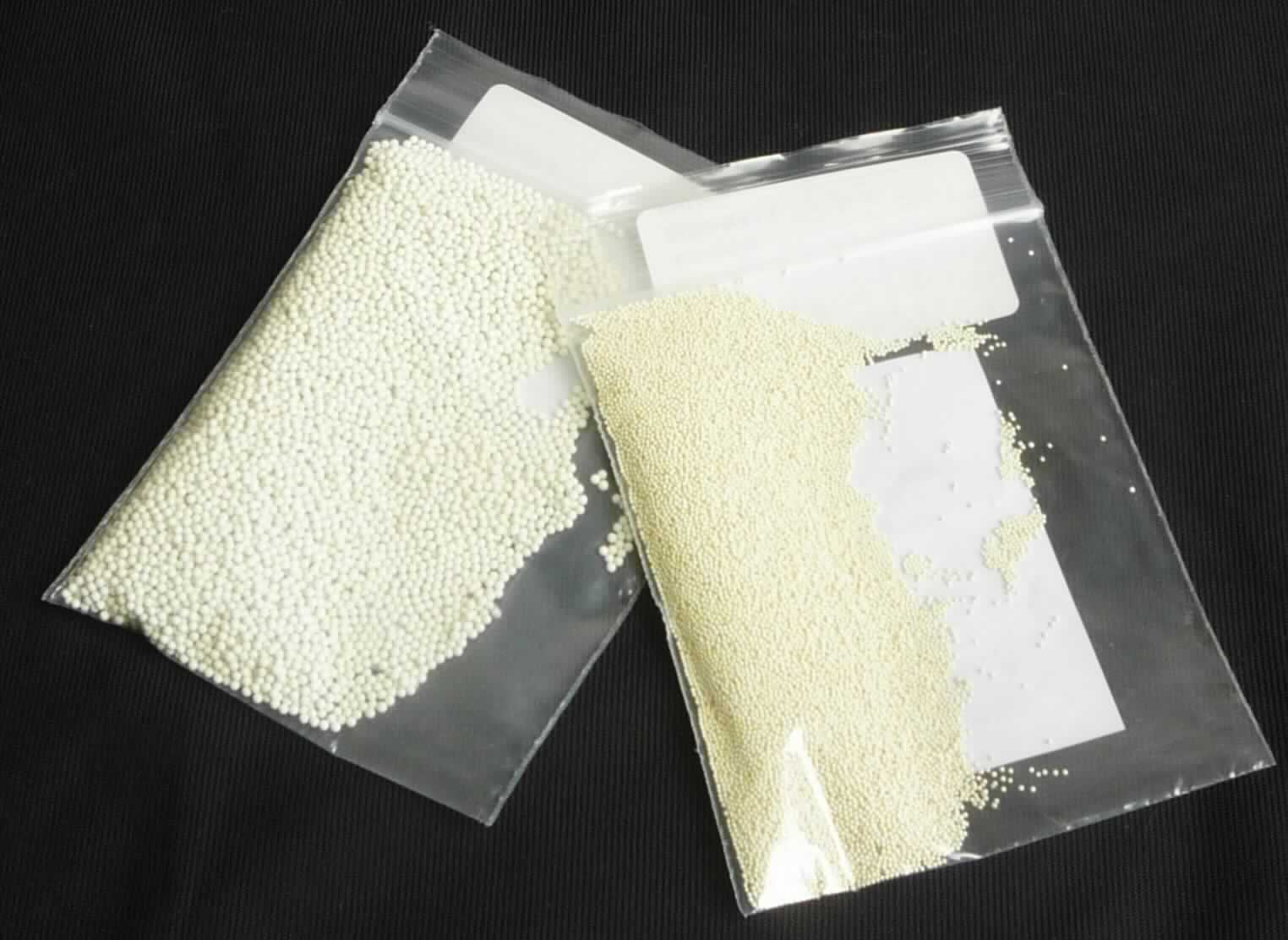 Keramische Waren zu technischen Zwecken, sog. Keramikkugeln aus Zirkonsilikat SiLibeads, Foto siehe Anlage,
- cremefarbene Kugeln in zwei unterschiedlichen Ausführungen: 
- - mit einem Durchmesser der Kugeln von 0,6 - 0,8 mm (Artikel 9307),
- - mit einem Durchmesser der Kugeln von 1,4 - 1,6 mm (Artikel 9315),
- laut Antrag:
- - nach vorheriger Formgebung keramisch gebrannt (gesintert),
- - aus Zirkoniumoxid,
- - mit einer Mohsschen Härte von 8,
- - zur Verwendung in Rührwerkskugelmühlen,
- die Kugeln werden als Teile aus keramischen Stoffen nicht vom Warenkreis des Kapitels 84 erfasst.

"Keramische Waren zu technischen Zwecken, andere als aus Porzellan, mit einer Mohsschen Härte
 von weniger als 9, andere als in den Codenummer 6909 1900 15 0 bis 6909 1900 80 0 genannte"
