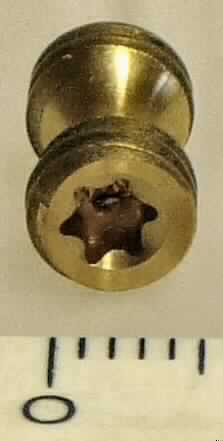 Es handelt sich um aus einer Kupfer-Zink-Legierung mit gewichtsmäßig vorherrschendem Kupfergehalt gefertigte Erzeugnisse, die mittig mit einer Mulde und an den Enden über eine Länge von jeweils ca. 2,8 mm mit einem Gewinde (M 6) versehen sind. Die Erzeugnisse weisen an beiden Enden zusätzlich einen Innensechsrund (Torx, geschützte Marke) auf und dienen in Fensterbeschlägen zur Sicherung von Stellstiften. 

Abbildung siehe Anlage. 

Derartige Erzeugnisse gehören als "Teile aus unedlem Metall von Beschlägen aus unedlem Metall (Baubeschläge für Fenster und Fenstertüren)" zur Codenummer 8302 4150 00 0 des Elektronischen Zolltarifs.