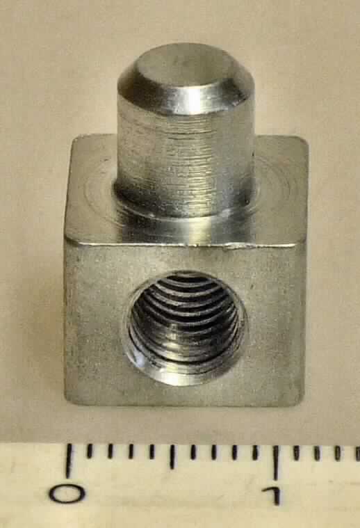 Es handelt sich um quaderförmige (12 x 12 x 9 mm) Erzeugnisse aus Stahl, die an zwei Seiten mit einer Riffelung versehen sind, eine Querbohrung mit Innengewinde (M6) und an einer Seite einen stumpfen Zapfen aufweisen. Die Erzeugnisse werden in Flügelbändern von Fensterbeschlägen vernietet und dienen der Aufnahme in einem Laufwagen. 

Abbildung siehe Anlage. 

Derartige Erzeugnisse gehören als "Teile aus unedlen Metallen von Beschlägen aus unedlen Metallen (Baubeschläge für Fenster und Fenstertüren)" zur Codenummer 8302 4150 00 0 des Elektronischen Zolltarifs.