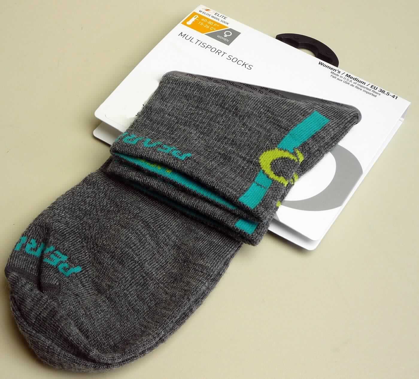 Socken, sog. Radsport Socken Elite Wool Sock, Art. 14251509 136, Größe M, Foto siehe Anlage,
- paarweise auf eine bedruckte Pappkarte aufgebracht,
- aus bis zu 1,4 mm dicken, unterschiedlich strukturierten, buntgewirkten Gewirken aus laut Antrag 50 % Nylon,
  2 % Elasthan (beides synthetische Chemiefasern) und 48 % Merinowolle,
- schlauchförmig abgepasst gewirkt und an den Fußspitzen durch Zusammennähen konfektioniert; mit 
  ausgearbeiteter Ferse,
- mit einem ca. 1,5 cm breiten, doppellagigen, elastischen Abschluss am oberen Ende,
- bis zu den Knöcheln reichend.

"Socken, aus Gewirken, aus synthetischen Chemiefasern"