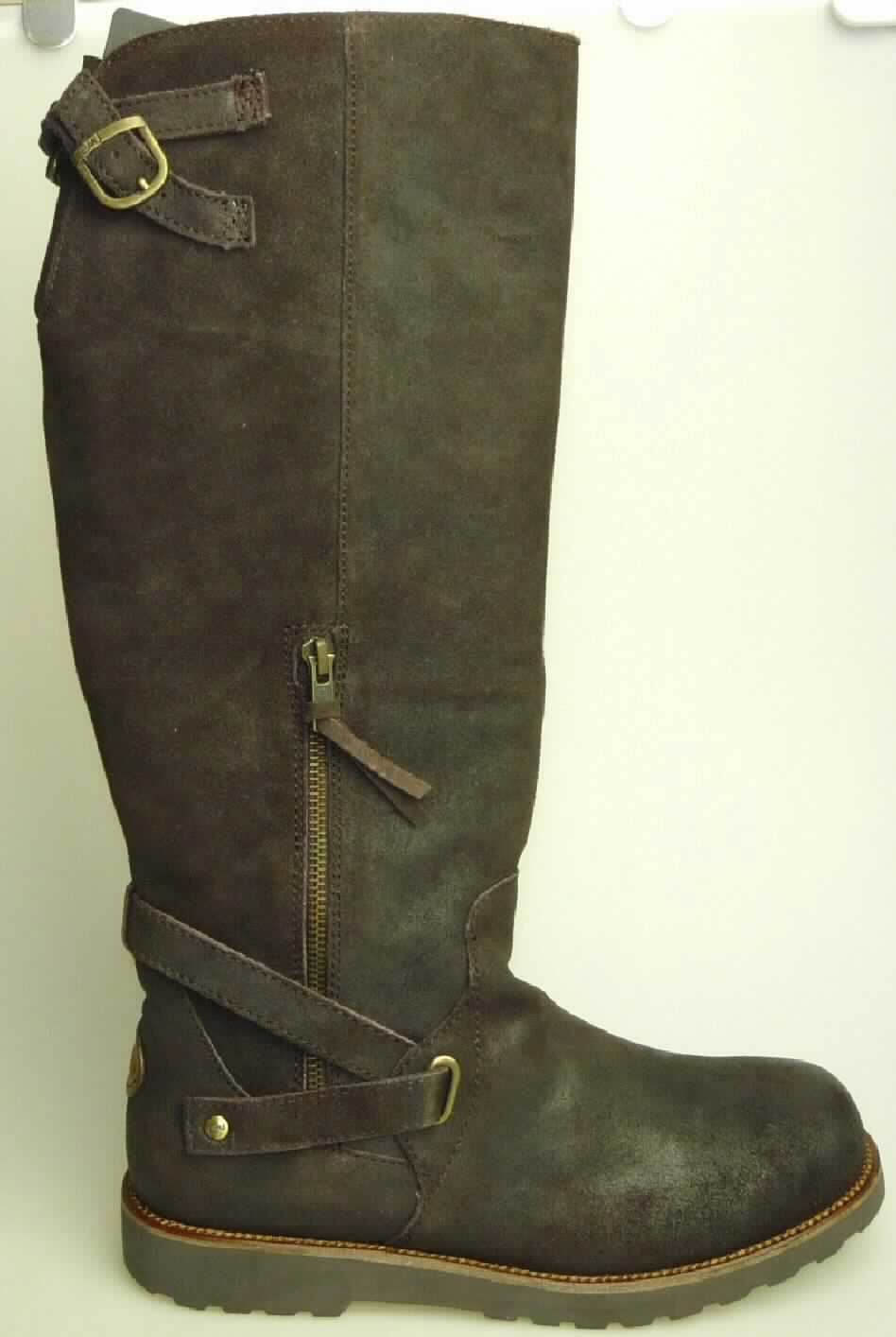 Freizeitstiefel (lt. Antrag: "Frauenstiefel W10710 Kembla", Foto siehe Anlage)
- mit Laufsohlen aus (lt. Antrag) Kautschuk; ohne Hauptsohle aus Holz,
- mit Oberteil (geschlossenes Blatt) aus Leder,
- seitlich mit Zierreißverschluss und Zierriegeln (Lederriemen mit Schnallen),
- mit aufgesetztem Firmenemblem,
- mit wärmendem Innenfutter und Decksohle aus Pelzfell,
- ohne Metallschutz in der Vorderkappe,
- den Knöchel und die Wade bedeckend (Schafthöhe: ca. 38 cm bei Größe 39, damit die  
  dickste Stelle der Wade bedeckend),
- mit einer Länge der Innensohle von mehr als 24 cm,
- für Frauen (u.a. schlanker Schnitt)

"Schuhe mit Laufsohlen aus Kautschuk und Oberteil aus Leder, andere als in den UPos.
 6403 1200 bis 6403 9191 genannt, für Frauen"