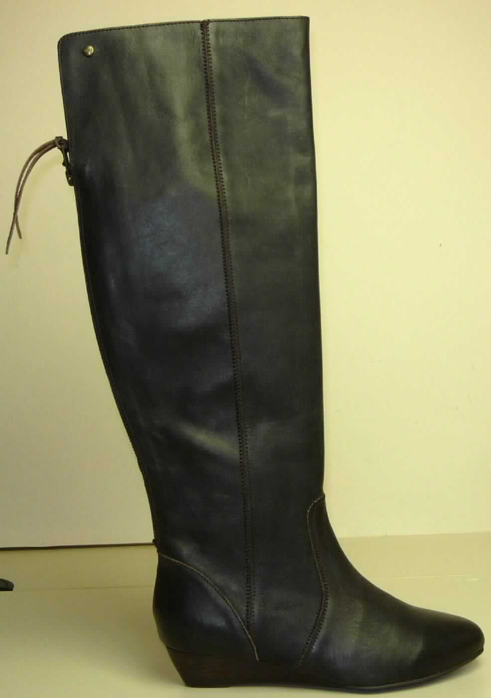 Freizeitstiefel (lt. Antrag: "Damenstiefel W10766 Crawford", Foto siehe Anlage)
- mit Laufsohlen aus (lt. Antrag) Kautschuk; ohne Hauptsohle aus Holz,
- mit Oberteil (geschlossenes Blatt) aus Leder,
- hinten mit Reißverschluss,
- mit Decksohle aus Pelzfell,
- ohne Metallschutz in der Vorderkappe,
- den Knöchel und die Wade bedeckend (Schafthöhe: ca. 37 cm bei Größe 39, damit die  
  dickste Stelle der Wade bedeckend),
- mit einer Länge der Innensohle von mehr als 24 cm,
- für Frauen (u.a. schlanker Schnitt und Absatzgestaltung)

"Schuhe mit Laufsohlen aus Kautschuk und Oberteil aus Leder, andere als in den UPos.
 6403 1200 bis 6403 9191 genannt, für Frauen"
