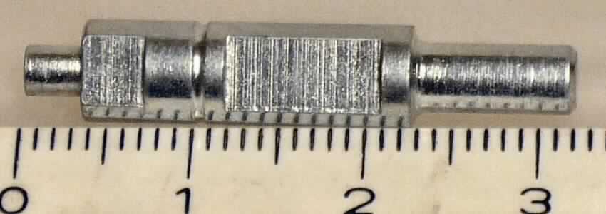 Es handelt sich um massive, i. W. zylindrische Erzeugnisse, die an den Enden abgestuft und mit seitlichen Einkerbungen versehen sind. Die ca. 31,8 mm langen Erzeugnisse sind aus Stahl gefertigt und weisen einen maximalen Durchmesser von ca. 6 mm auf. Die Erzeugnisse dienen in Fensterbeschlägen als Drehachsen von Gleitstücken (lt. Antragstellerangabe).

Abbildung siehe Anlage.    

Derartige Erzeugnisse gehören als "Teile aus unedlen Metallen von Beschlägen aus unedlen Metallen (Baubeschläge für Fenster und Fenstertüren)" zur Codenummer 8302 4150 00 0 des Elektronischen Zolltarifs.