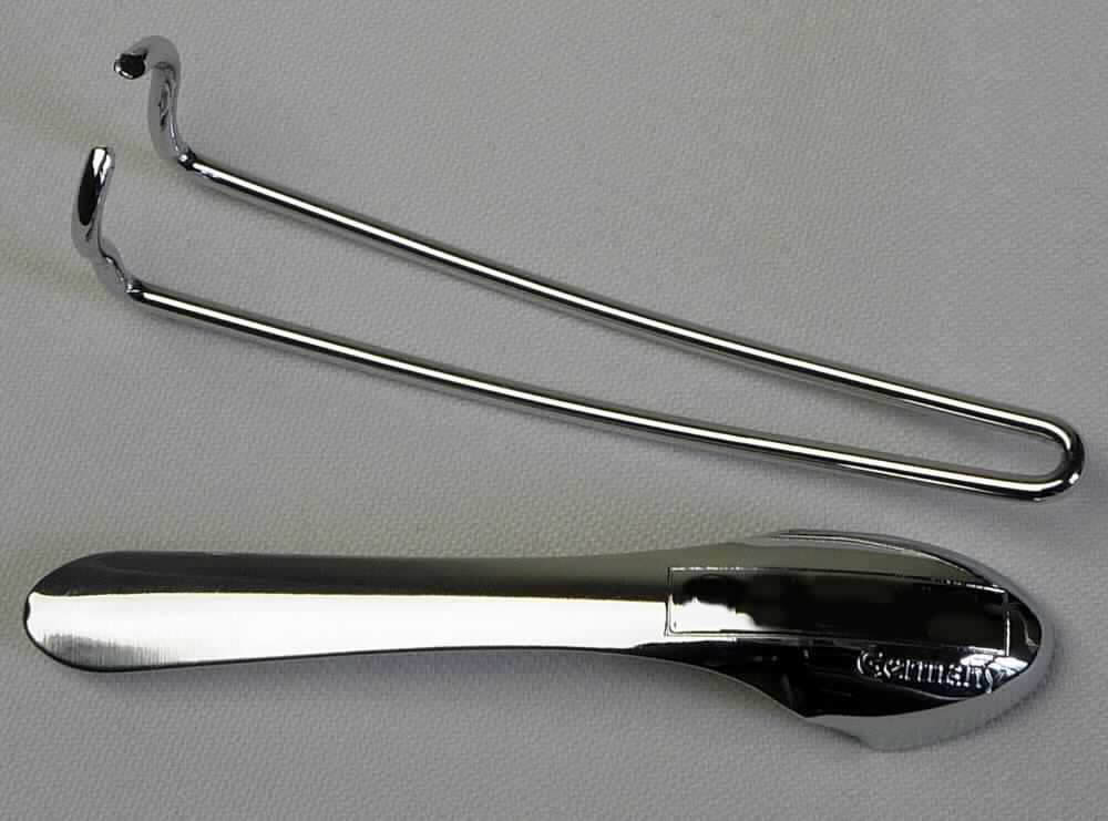 Es handelt sich bei dem sog. Metallclip für Füllhalter (Art.Nr.: 91976+91973/1) um einen zweiteiligen ca. 56 mm langen Clip aus unedlem Metall, zum Einhaken an den oberen Teil des Schaftes eines Kugelschreibers. Die Ware stellt ein erkennbar hauptsächlich für einen Kugelschreiber bestimmtes Teil dar.

Das Erzeugnis ist als "Teil für einen Kugelschreiber, sog. Stahlclip" einzureihen.