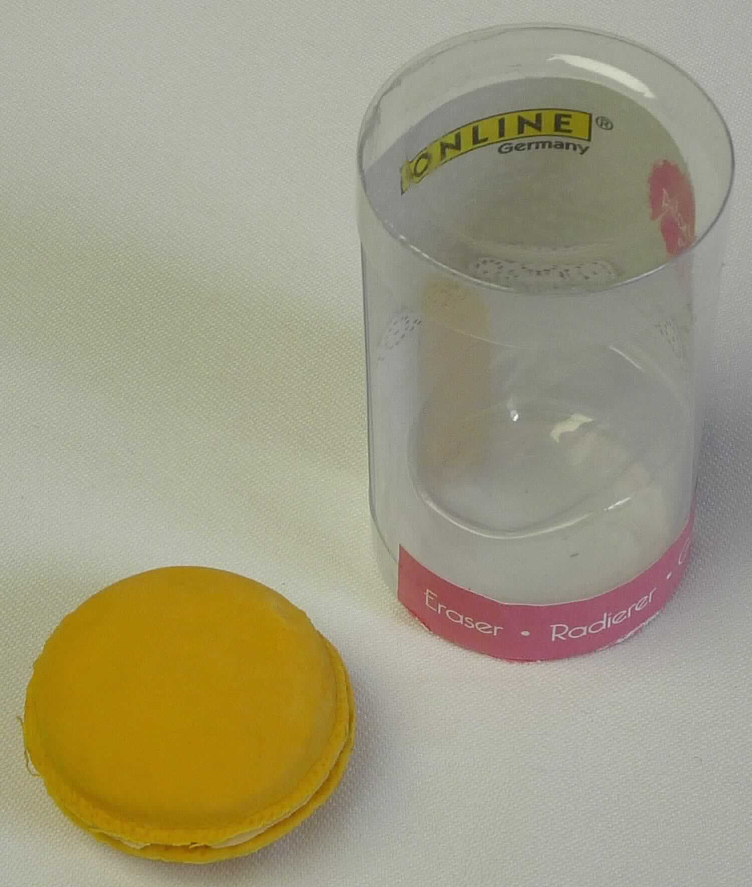 Angabe des Antragstellers:
Radierer

Untersuchungsergebnisse an einem Warenmuster:
Dreiteiliges Radiergummi in Form eines Burgers (Durchmesser: ca. 2,8 cm; Höhe: ca. 1,6 cm) aus einem gelben, elastischen Kautschukmaterial.

Befund:
Es liegt ein Radiergummi aus Kautschuk im Sinne der Position 4016 vor.