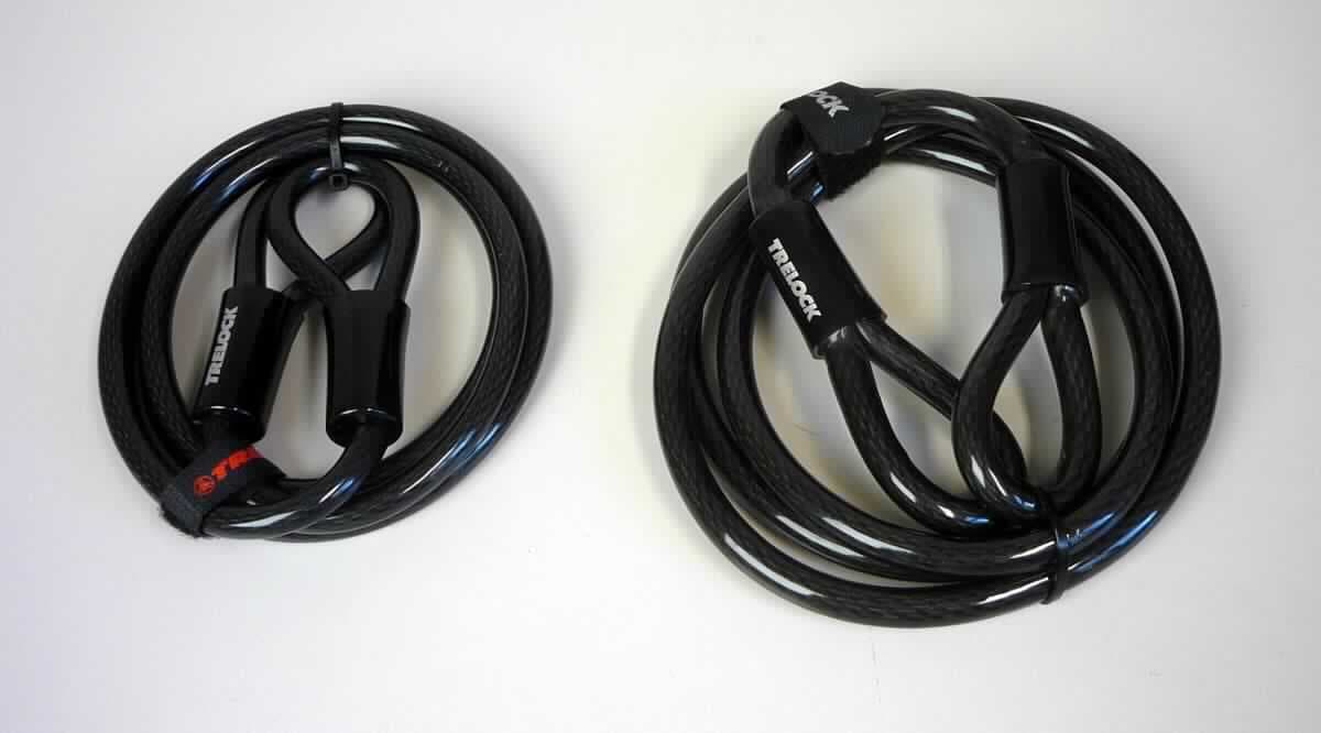Kabel mit Schlaufen

Bei der Ware handelt es sich um etwa 150 - 180 cm lange, kunststoffummantelte Stahldrahtkabel (Querschnittsabmessung inklusive Ummantelung: 10 - 12 mm) bestehend aus mehreren, durch Zusammendrehen von zahlreichen verzinkten Einzeldrähten hergestellten Litzen. Die Kabel sind an beiden Enden zu Schlaufen (Seilschlingen) geformt, die durch eine Metallhülse zusammengehalten werden und mit einer Kunststoffmanschette ausgestattet sind.
Die Erzeugnisse werden in Kombination mit einem Bügelschloss (nicht Gegenstand der vZTA) zur Diebstahlsicherung von Fahrrädern oder Fahrradteilen verwendet. 
Die Kabel sind mit einem losen Klettband aus textilen Stoffen zum Fixieren des Kabels ausgestattet und mit einer bunt bedruckten Pappkarte mit Aufhängevorrichtung verpackt.

Die Erzeugnisse sind als "andere Kabel, Seile, Seilschlinge oder ähnliche Waren aus Stahl" in die Codenummer 7312 9000 00 0 des Zolltarifs einzureihen.