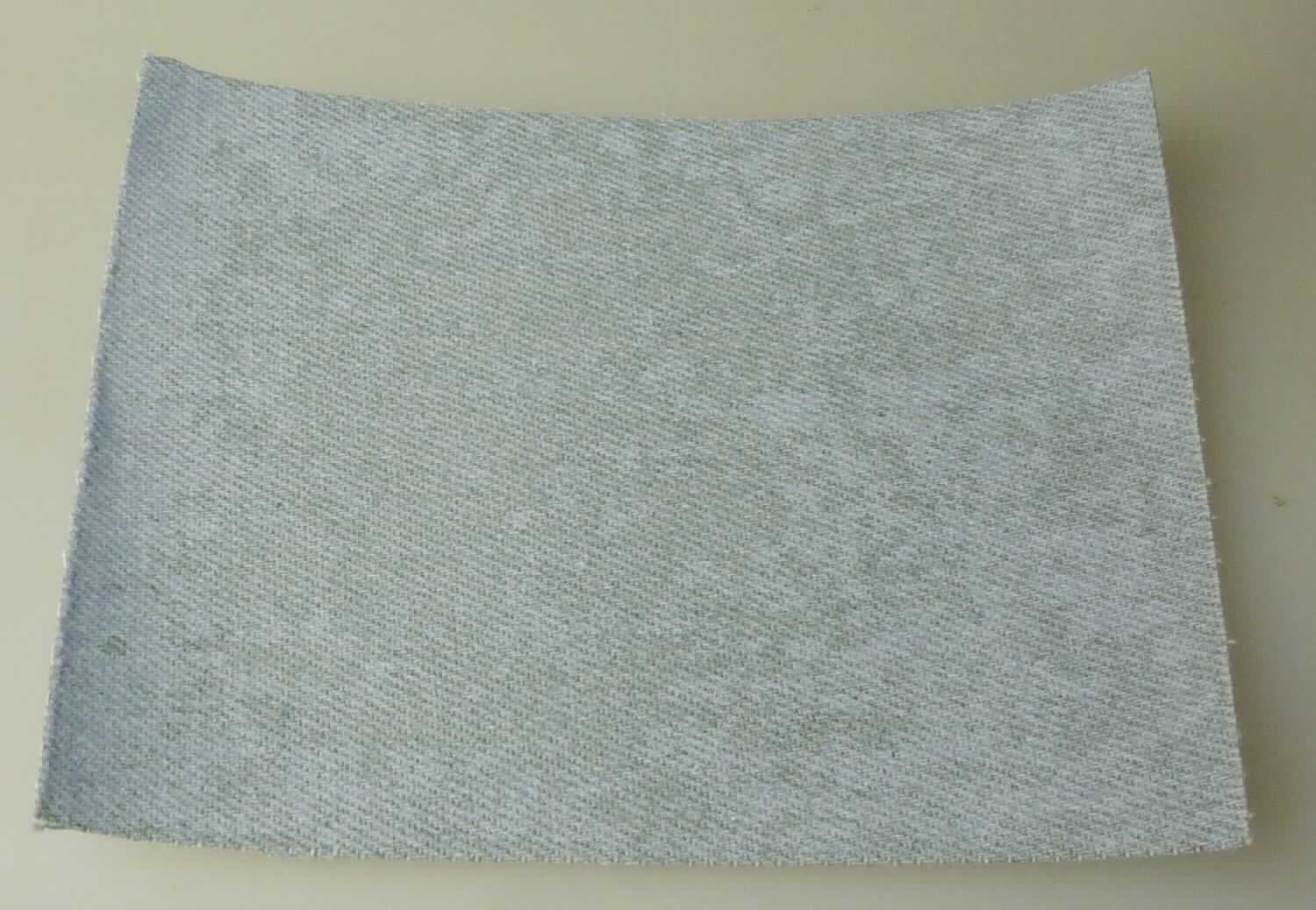 Gewebe, sog. "Jeans" Reparaturflicken, Foto siehe Anlage,
- als Meterware; in Form von rechteckigen Zuschnitten in den Abmessungen ca. 10,5 cm bzw. 7,5 cm x 6,5 cm,
- laut Untersuchungsergebnis:
-- aus Garnen aus Baumwolle mit einer Beimischung von Leinen, Viskose (künstliche Chemiefasern) und
    Polyester (synthetische Chemiefasern), mit einem Gesamtanteil:
--- an Baumwolle von ca. 80 GHT,
--- an Viskose und Polyester von ca. 17 GHT,
--- an Leinen von ca. 3 GHT,
-- mit einem Quadratmetergewicht von ca. 300 g,
-- in Köperbindung (4-bindiger Köper),
-- auf der Rückseite mit einem Schmelzkleber aus Kunststoff (laut Antrag Polyurethan) bestrichen (das Bestreichen
   mit Kunststoff ist nicht mit bloßem Auge wahrnehmbar, damit keine Meterware der Position 5903) und zusätzlich
   mit einer klarsichtigen Abdeckfolie aus Kunststoff versehen,
- laut Antrag gefärbt (damit kein Denim),
- nicht auf Handwebstühlen hergestellt.

"Gewebe aus Baumwolle, mit einem Anteil an Baumwolle von weniger als 85 GHT, hauptsächlich mit Chemiefasern
 gemischt, mit einem Quadratmetergewicht von mehr als 200 g, gefärbt, in 4-bindigem Köper, andere als in der
 Unterposition 5211 3200 10 genannte"