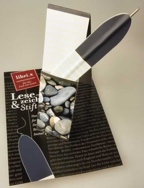 Lesezeichen mit Kugelschreiber, aus Pappe.
Es handelt sich um eine zusammengesetzte Ware bestehend aus einem rechteckigen,
bunt bedruckten, mit einer Falz in der Mitte und einer Einstecktasche innen versehenen
Pappzuschnitt (Maße: 25,8 x 3,5 cm = L x B), der als Lesezeichen verwendet werden soll.
In der Einstecktasche befindet sich ein Kugelschreiber mit einem Gehäuse aus bunt
bedruckter Pappe, einer Schreibspitze mit Kugel aus unedlem Metall und einer nicht
auswechselbaren Mine mit pastöser (nicht flüssiger) Tinte.
Ein charakterbestimmender Bestandteil hinsichtlich der Verwendung oder des Wertes ist
nicht ermittelbar. Die zusammengesetzte Ware ist daher in die letztgenannte Position
einzureihen.
Das Lesezeichen mit dem Kugelschreiber ist auf einer bunt bedruckten Pappkarte in einer
Kunststofftüte verpackt.

Diese Ware ist als "Kugelschreiber, anderer als mit flüssiger Tinte, andere als mit
auswechselbarer Mine" einzureihen.
