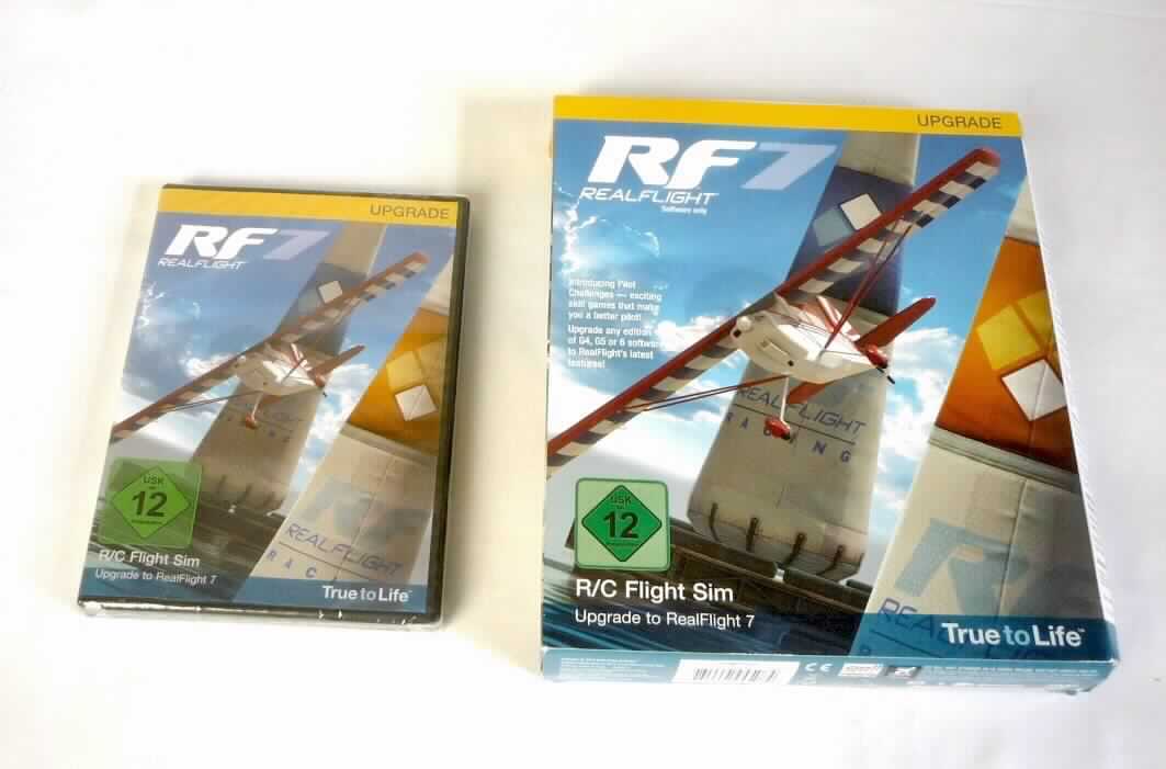 Bei dem sog. Flugsimulator-Spiel handelt es sich um einen optischen Aufzeichnungsträger in Form einer DVD-ROM (Digital versatile discs - DVD) mit Aufzeichnung.
 
Die DVD-Disc beinhaltet eine Programmsoftware für ein Computerspiel zur Verwendung mit einer automatischen Datenverarbeitungsmaschine (PC). 

Die DVD mit Kunststoffhülle und Anleitung ist in einem Pappkarton verpackt.

Das Erzeugnis ist als "Platte, optischer Aufzeichnungsträger, mit Aufzeichnung, Platte ("disc") für Laserabnehmersysteme, "Digital versatile discs (DVD)", keine Tonaufzeichnungen der Lesung eines Buches enthaltend" einzureihen.

Anlage: 1 Abbildung