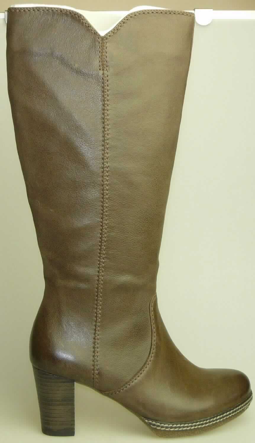 Freizeitstiefel (lt. Antrag: "Freizeitstiefelette für Damen", Foto siehe Anlage)
- mit Laufsohlen aus (lt. Antrag) Kautschuk; ohne Hauptsohle aus Holz,
- mit Oberteil (geschlossenes Blatt) aus Leder,
- seitlich mit Reißverschluss,
- ohne Metallschutz in der Vorderkappe,
- den Knöchel und die Wade bedeckend (Schafthöhe: ca. 36 cm bei Größe 37, damit die  
  dickste Stelle der Wade bedeckend),
- mit einer Länge der Innensohle von mehr als 24 cm,
- für Frauen (u. a. schlanker Schnitt)

"Schuhe mit Laufsohlen aus Kautschuk und Oberteil aus Leder, andere als in den UPos.
 6403 1200 bis 6403 9191 genannt, für Frauen"