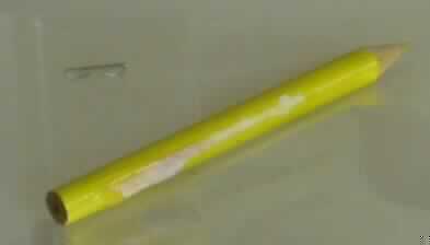 Farbstift mit festem Schutzmantel aus Holz in Form eines sog. Buntstiftes
(L x D = 8,6 x 0,7 cm), angespitzt, mit gelber Mine und mit einem gelben Farbüberzug auf der Außenseite.

Abbildung der Ware im Internet unter:
http://ec.europa.eu/taxation_customs/dds/ebticau_de.htm