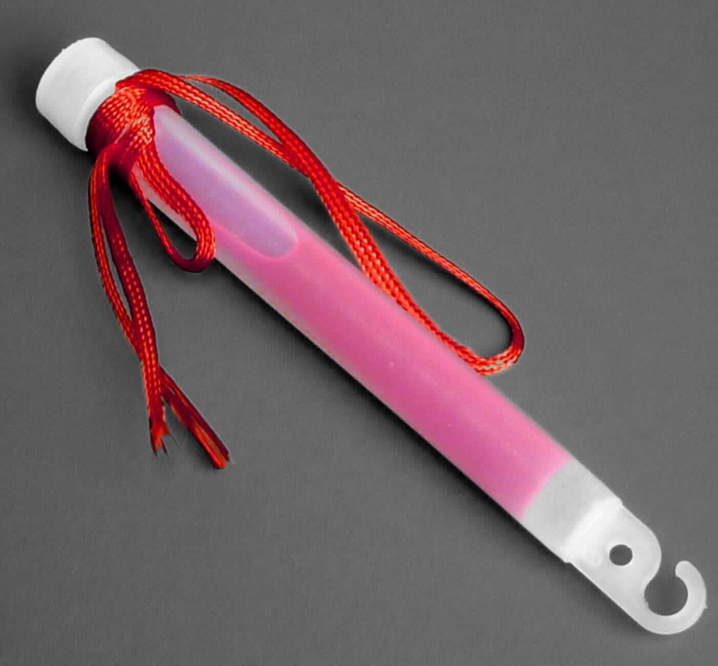 Angaben:
PLANTIN Glow Stick (15 cm mit Befestigungsband). 

Feststellungen:
In einer u. a. mit Anwendungshinweisen und Barcode bedruckten Folienverpackung befindet sich ein ca. 15 cm langer Kunststoffstab, der mit einer Flüssigkeit gefüllt ist, in der eine Glasampulle mit einer weiteren Flüssigkeit schwimmt. Das eine Ende des Kunststoffstabes ist zu einem Haken ausgearbeitet. Der Kunststoffstab ist umschlungen von einer ca. 80 cm lange roten Schnur. Durch Knicken des Stabes wird ein farbiges Leuchten hervorgerufen (Chemolumineszenz).

Befund:
Chemische Erzeugnisse und Zubereitungen der chemischen Industrie oder verwandter Industrien (einschließlich Mischungen von Naturprodukten), anderweit weder genannt noch inbegriffen