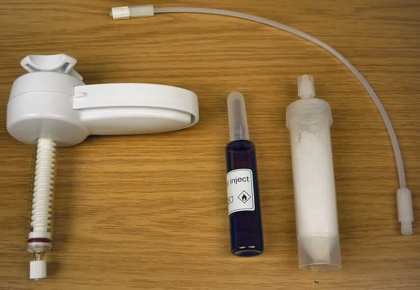 Knochenzement (Kit)

Nach den vorgelegten Unterlagen einschließlich Warenmuster dient die Ware zur Behandung von pathologischen Frakturen der Wirbelkörper. Die Ware setzt sich aus einem Knochenzement (bestehend aus einer festen und flüssigen Komponente) sowie einem dazu passenden Einbringsystem (bestehend aus einer Injektionspistole und einem Verlängerungsschlauch aus Kunststoff) zusammen. Alle Komponenten sind in einer doppelwandigen Tiefziehschale steril verpackt. Die Tiefziehschale ist in einem Folienschauchbeutel einschweißt und in einem bedruckten Faltkarton in Aufmachung für den Einzelverkauf umverpackt.

Es handelt sich zolltariflich um eine aus verschiedenen Bestandteilen bestehende Ware i.S. der Allgemeinen Vorschrift 3 b) der Kombinierten Nomenklatur, deren Charakter durch die als Knochenzement angewandten Komponenten bestimmt wird. Die Ware ist als Knochenzement in die Unterposition 3006 4000 der Kombinierten Nomenklatur einzureihen.