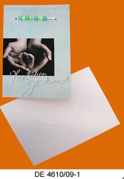 Bei der als "Glückwunschkarte" bezeichneten Ware handelt es sich nach dem vorgelegten Warenmuster um eine Klappkarte aus Kartonpapier (Format etwa 22,9 x 16,9 cm, einmal auf etwa 11,4 x 16,9 cm gefaltet) mit einem passenden Briefumschlag. Sie ist auf der Vorderseite mit einer fotografischen Abbildung sowie der Aufschrift "Herzlichen Glückwunsch" bedruckt und mit zwei Löchern versehen, durch die ein Armband aus Spinnstoffen und Kunststoff (nicht Gegenstand dieser vZTA) durchgezogen ist. Die Klappkarte, der Umschlag und das Armband sind gemeinsam in einer Klarsichthülle aus Kunststoff verpackt. 

Abbildung siehe Anlage. 

Derartige Waren gehören als "Glückwunschkarten, illustriert, mit Umschlägen" zur Codenummer 4909 0000 00 des Integrierten Zolltarifs der EG (TARIC).