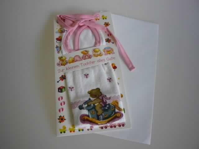 Bei der als "Karte" bezeichneten Ware handelt es sich nach dem vorgelegten Warenmuster um eine Klappkarte aus Kartonpapier (Format etwa 20,9 x 20,8 cm, einmal auf etwa 10,5 x 20,8 cm gefaltet) mit einem dazugehörigen Briefumschlag. Sie ist auf der Vorderseite mit verschiedenen Illustrationen (z. B. Enten, Schnuller, Fußspuren) sowie der Aufschrift "Zur kleinen Tochter alles Gute" bedruckt und mit zwei Schlitzen versehen, in die ein Lätzchen aus Spinnstoffen (nicht Gegenstand dieser vZTA) eingeschoben ist. Die Glückwunschkarte, der Umschlag und das Lätzchen sind gemeinsam in einer Klarsichthülle aus Kunststoff verpackt. 
Abbildung siehe Anlage.

Derartige Waren gehören als "Glückwunschkarten, illustriert, mit Umschlägen" zur Codenummer 4909 0000 00 des Integrierten Zolltarifs der EG (TARIC).