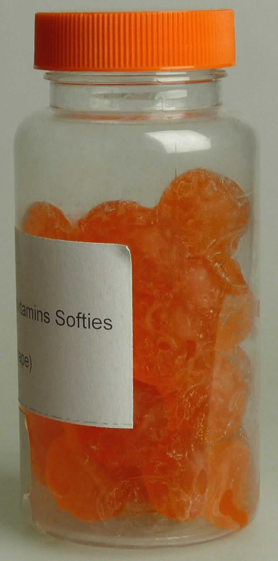 Zuckerware; Gummibonbons

Bei der vorliegenden Warenprobe handelt es sich um orange, trübe, weiche Gummibonbons in Form von Halbkugeln (Ø ca. 2 cm) mit stilisierten Gesicht, lose verpackt in einer Kunststoffdose.

Nach dem Ergebnis der Untersuchung enthält die Ware (gemäß VO (EG) Nr. 900/2008 und VO (EU) Nr. 118/2010): 
- Stärke/Glucose: 25 bis weniger als 50 GHT; 
- Saccharose/Invertzucker/Isoglucose: 5 bis weniger als 30 GHT.
Milchfett und Milchprotein werden auf Grund der Zutatenliste ausgeschlossen. 

Die Erzeugnisse sind als andere Zuckerwaren ohne Kakaogehalt, Gummibonbons, in die Unterposition 1704 9065 der Kombinierten Nomenklatur einzureihen.