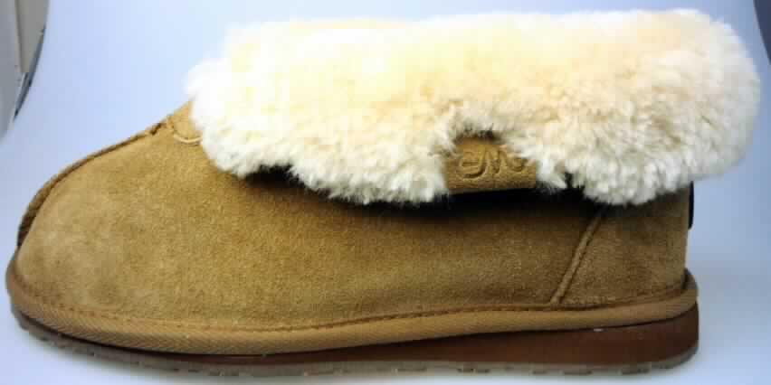 Hausschuhe (lt. Antrag: "Damen-Hausschuh; Name: Cuddles", siehe Foto)
- mit Laufsohlen aus (lt. Antrag) Kautschuk; ohne Hauptsohle aus Holz,
- mit Oberteil (geschlossenes Blatt) aus Leder,
- auf das Oberteil ist ein Stück aus Leder als Verstärkungsteil aufgesetzt,
- an der Einschlupföffnung mit einem ca. 6 cm breiten Umschlag aus Pelzfell,
- mit eingeklebtem Futter aus Pelzfell,
- ohne Verschluss,
- ohne Schutz in der Vorderkappe,
- den Knöchel nicht bedeckend,
- kennzeichnen sich aufgrund des äußeren Erscheinungsbildes und der Ausstattung als
  Schuhe für den häuslichen Wohnbereich

"Schuhe (Hausschuhe) mit Laufsohlen aus Kautschuk und Oberteil aus Leder, andere als in den UPos. 6403 1200 bis 6403 9938 genannt"