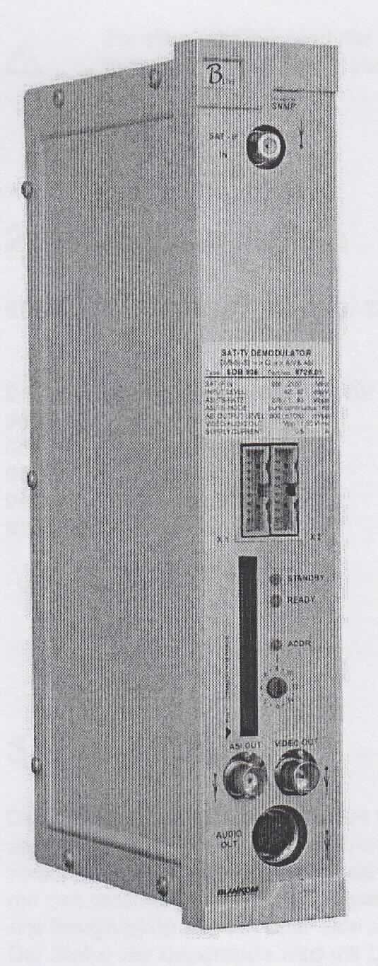 Fernsehsender/-empfänger  SDB 908
- aus DVB-S/-S2 Tuner mit QPSK/8PSK-Demodulatoren, TS-Prozessoren und MPEG2-Decodern
  mit Ausgangsumsetzer in einem Einbaugehäuse (Abmessungen: 50 x 276 x 148 mm) mit CI-
  Schacht, ZF-Eingang, ASI-TS-Ausgang, Audio- und Video-Ausgängen (Abbildung siehe Anlage),
- zum Empfangen von QPSK/8PSK-modulierten Fernsehsignalen (950 - 2150 MHz) sowie zum 
  Erzeugen eines Transportstroms nach Einbau in eine Kopfstation,
- zusammen mit Beipack (Kabel, BUS-Verbinder) in einer gemeinsamen 
  Verkaufsumschließung.
Der Fernsehsender/-empfänger bestimmt den Charakter des Ganzen.

"Sendegerät für das Fernsehen, mit eingebautem Empfangsgerät (in Warenzusammenstellung mit nicht charakterbestimmendem Beipack)"