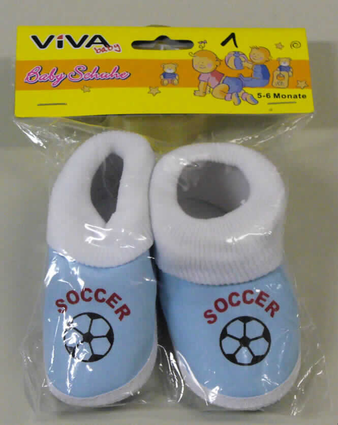 Babyschuhe (lt. Antrag: "Babyschuhe 0 - 6 Monate", Foto siehe Anlage)
- mit Laufsohlen aus widerstandsfähigen Spinnstoffen,
- mit Oberteil aus Spinnstoff,
- auf das Oberteil ist im Übergang zur Sohle ein ca. 1 cm breiter, umlaufender 
  Spinnnstoffstreifen als Verstärkungsteil aufgesetzt,
- an der Einschlupföffnung mit einem ca. 2 cm breiten Umschlag aus Spinnstoffen,
- kennzeichnen sich aufgrund des äußeren Erscheinungsbildes und der Ausstattung 
  nicht als Schuhe, die ausschließlich im häuslichen Wohnbereich getragen werden

"Schuhe mit Laufsohlen und Oberteil aus Spinnstoffen, andere als in den 
 Unterpositionen 6405 1000 bis 6405 2091 genannt"