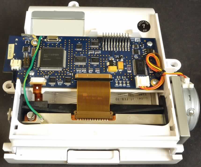 Drucker, sog. Thermodirektdrucker (Art. 369326), in Form eines Einbaumoduls, im Wesentlichen bestehend aus einem Thermodruckkopf mit Thermoelementen, Antriebsmotor und Mechanik für den Papiertransport in einem ca.16 x 16 x 5 cm (B x T x H) großen Kunststoffgehäuse.
Das Gerät dient nach Einbau in ein Programmier- und Überwachungsgerät für Herzschrittmacher zum Drucken der Ergebnisse. Es ist nicht an eine automatische Datenverarbeitungsmaschine oder ein Netzwerk anschließbar.

Die Ware wird als "Drucker, andere Maschine als von den Unterpositionen (HS) 8443 11 bis 8443 32 erfasst" eingereiht.

Anlage: 1 Abbildung